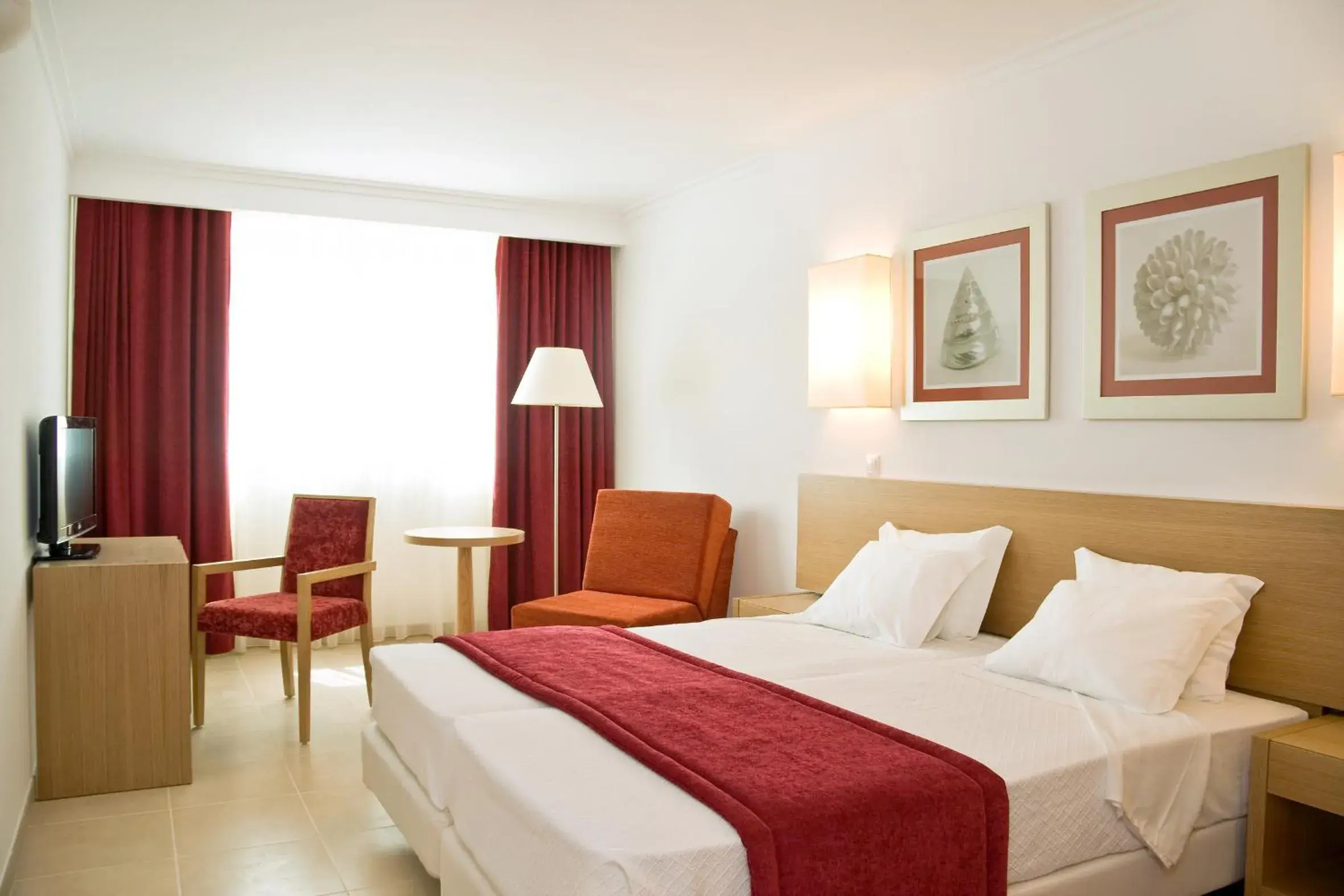 Bedroom, Bed in Monte Gordo Hotel Apartamentos & Spa Bedroom, Bed in Monte Gordo Hotel Apartamentos & Spa