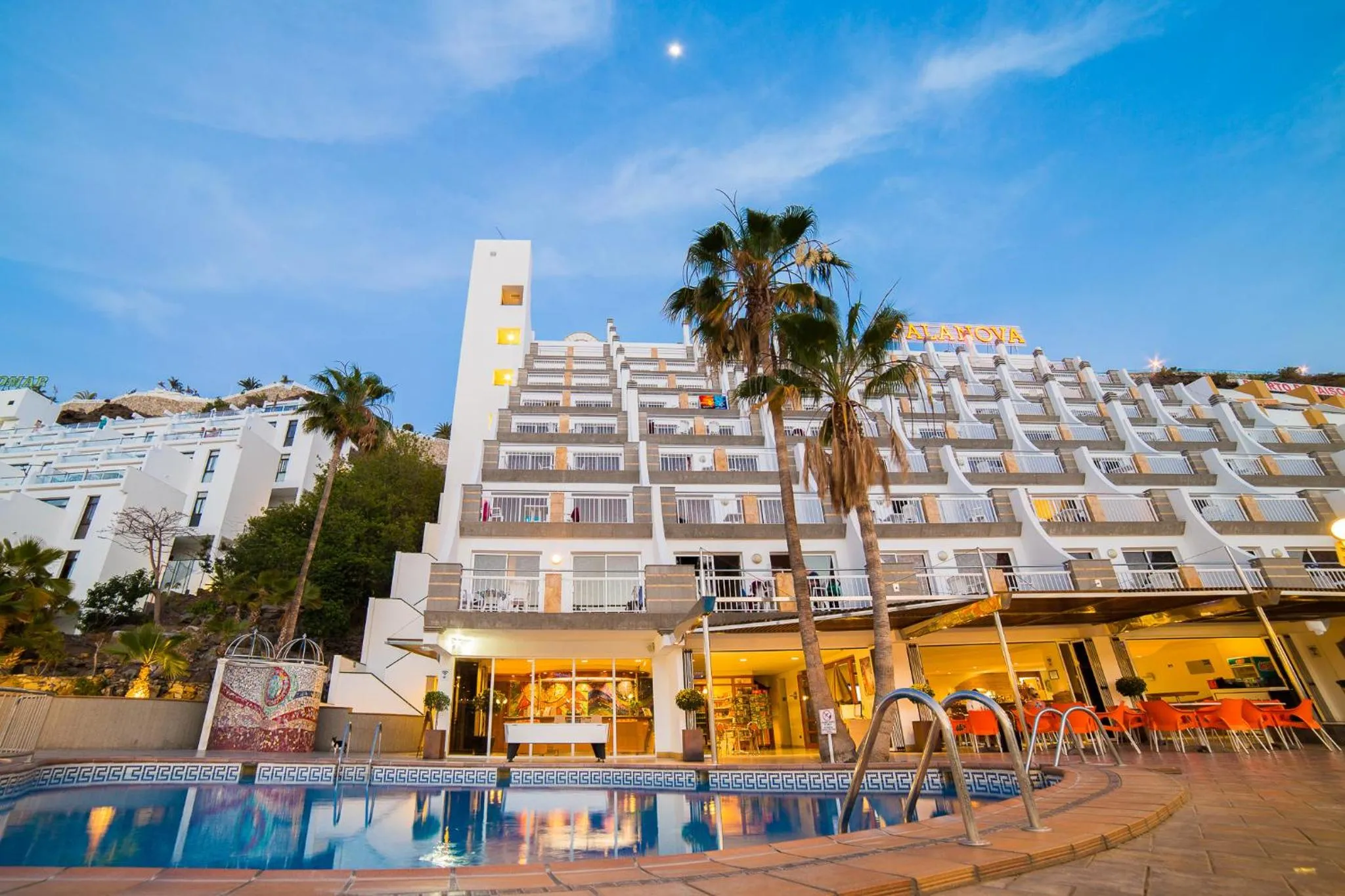 Property building in Apartamentos Cabau Cala Nova