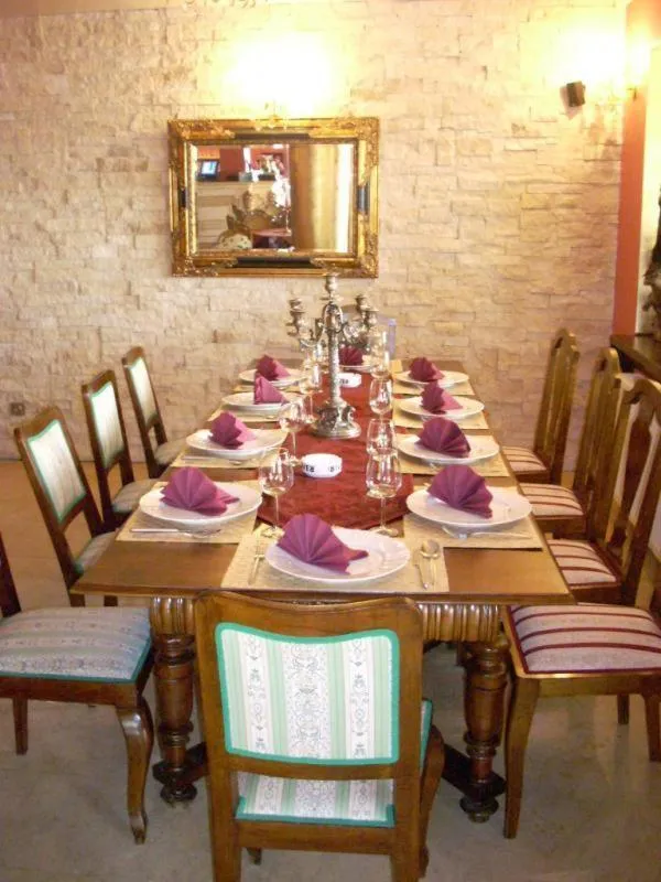 Restaurant/places to eat in Hotel Royal