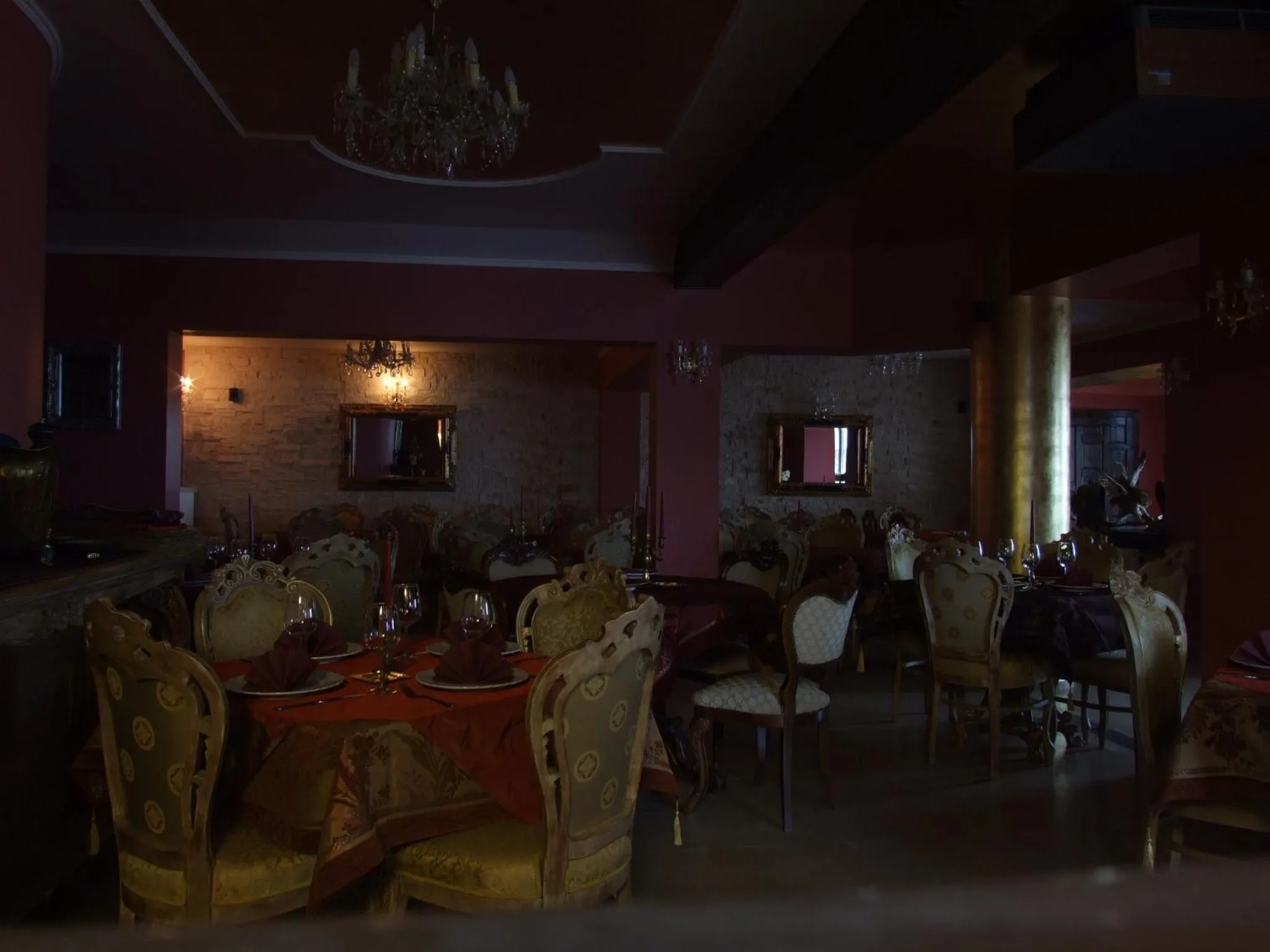 Restaurant/places to eat in Hotel Royal