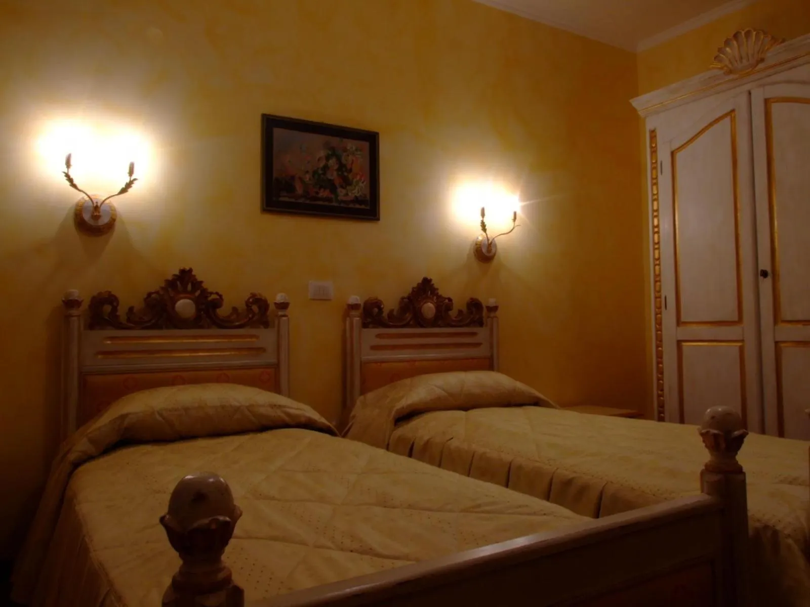 Photo of the whole room, Bed in Hotel Royal