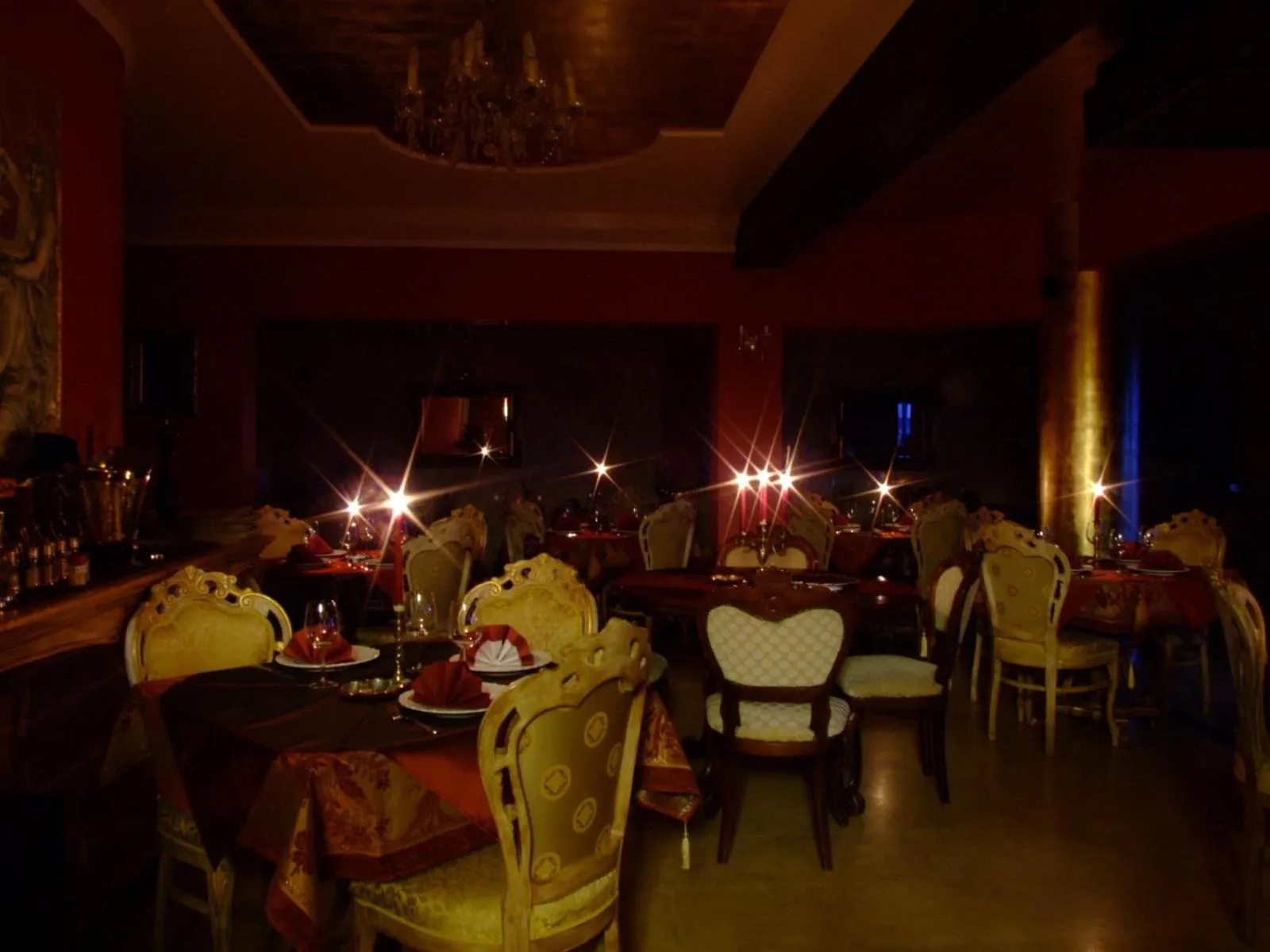 Restaurant/places to eat in Hotel Royal