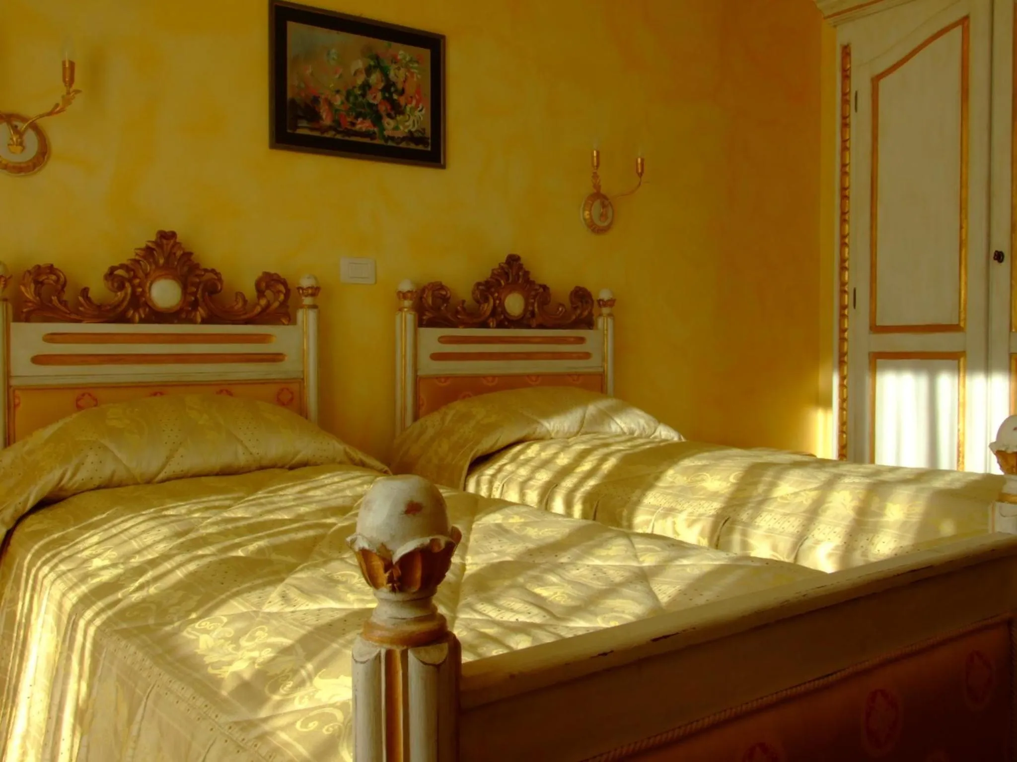 Photo of the whole room, Bed in Hotel Royal