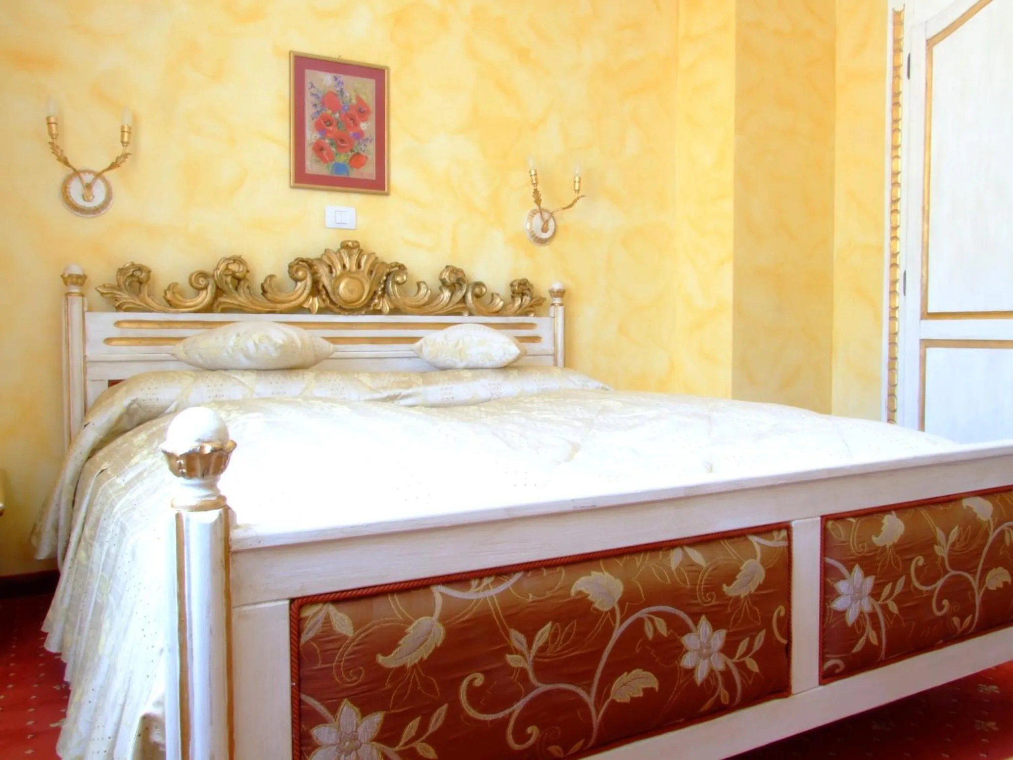 Photo of the whole room, Bed in Hotel Royal