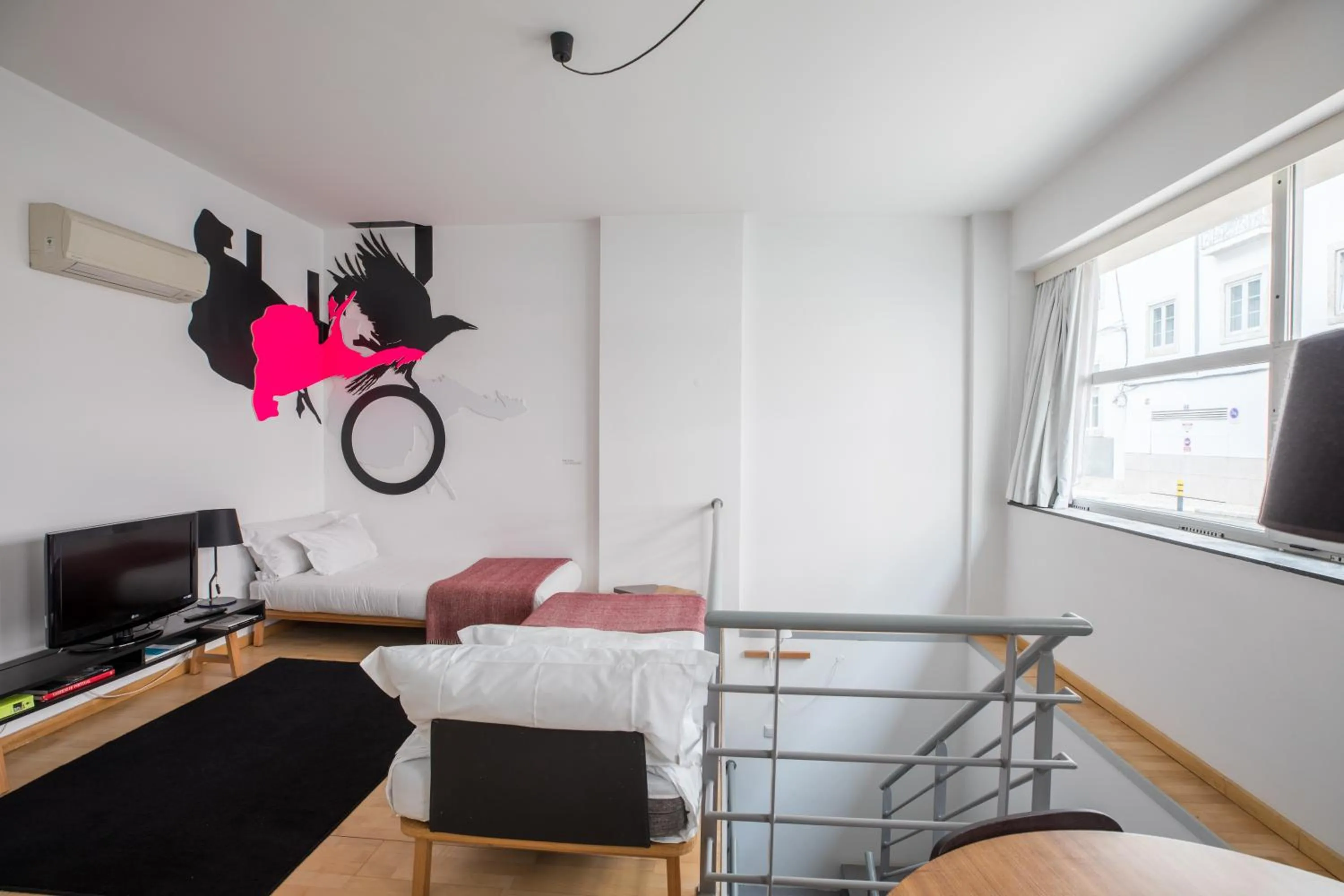 Living room, Bed in The Lisbonaire Apartments