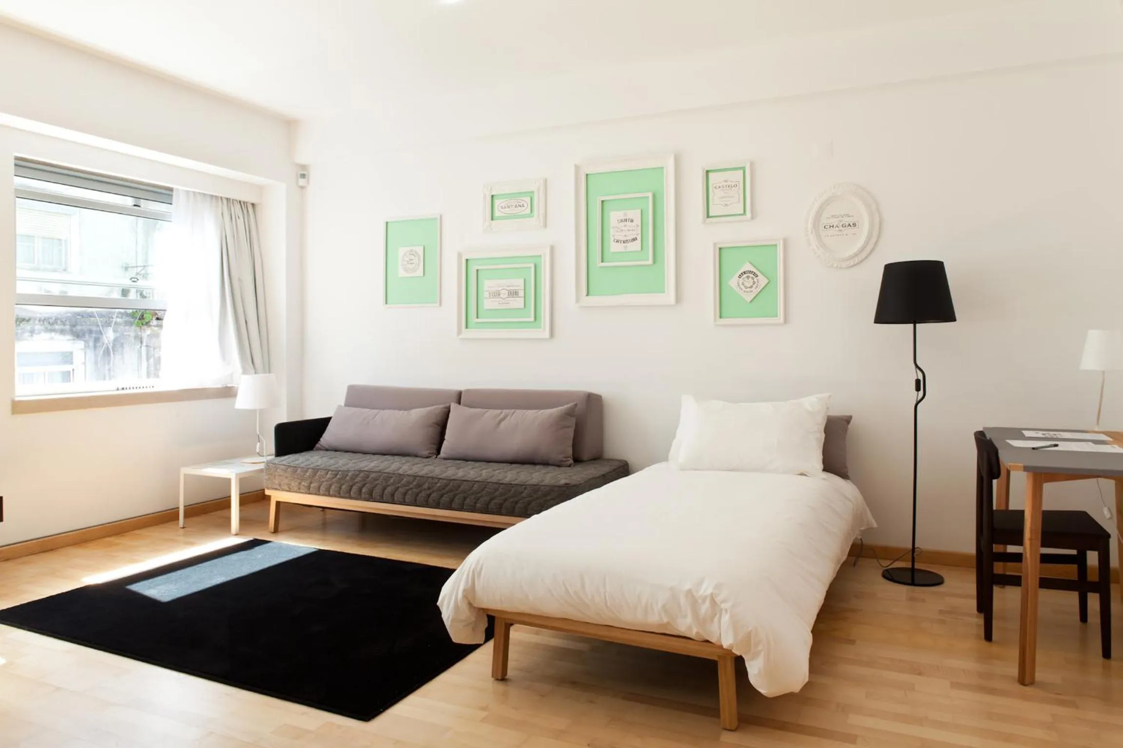 Living room, Bed in The Lisbonaire Apartments