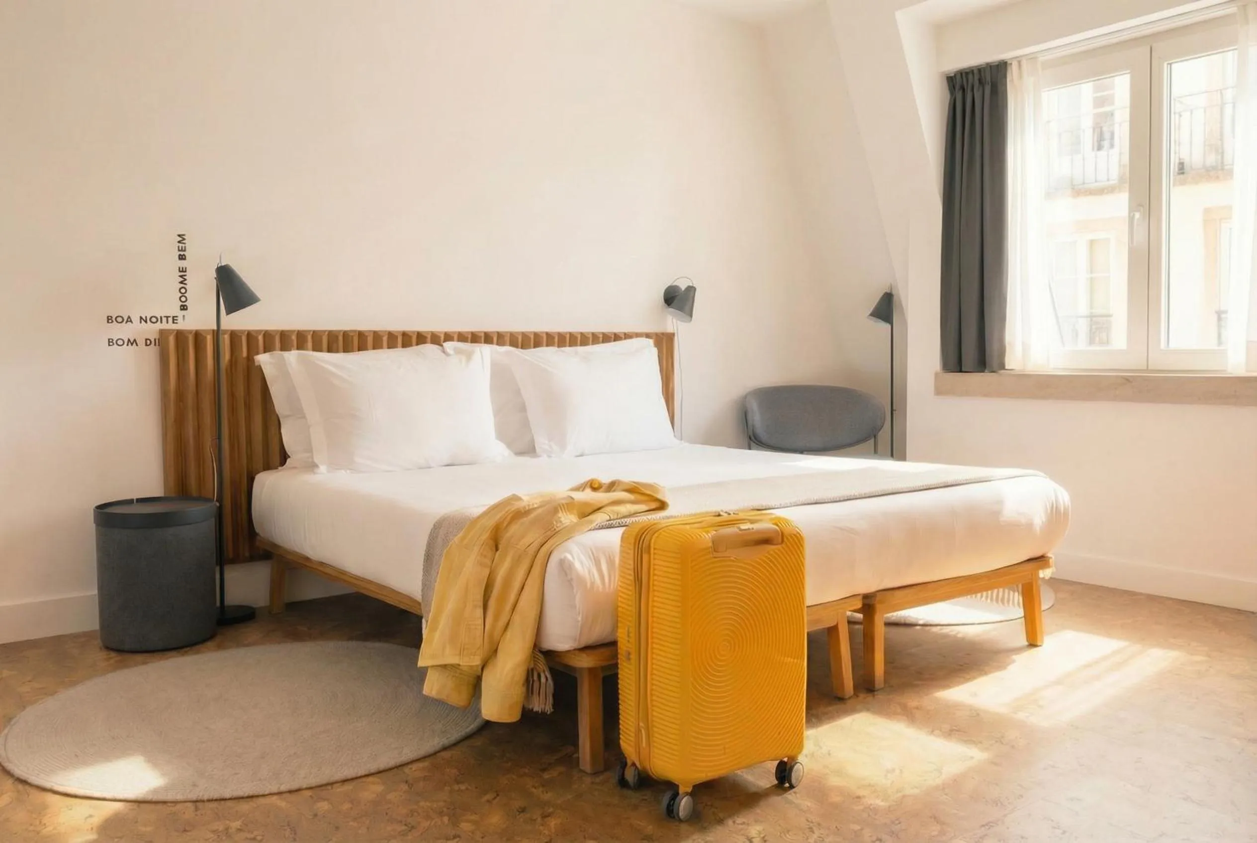 Living room, Bed in The Lisbonaire Apartments