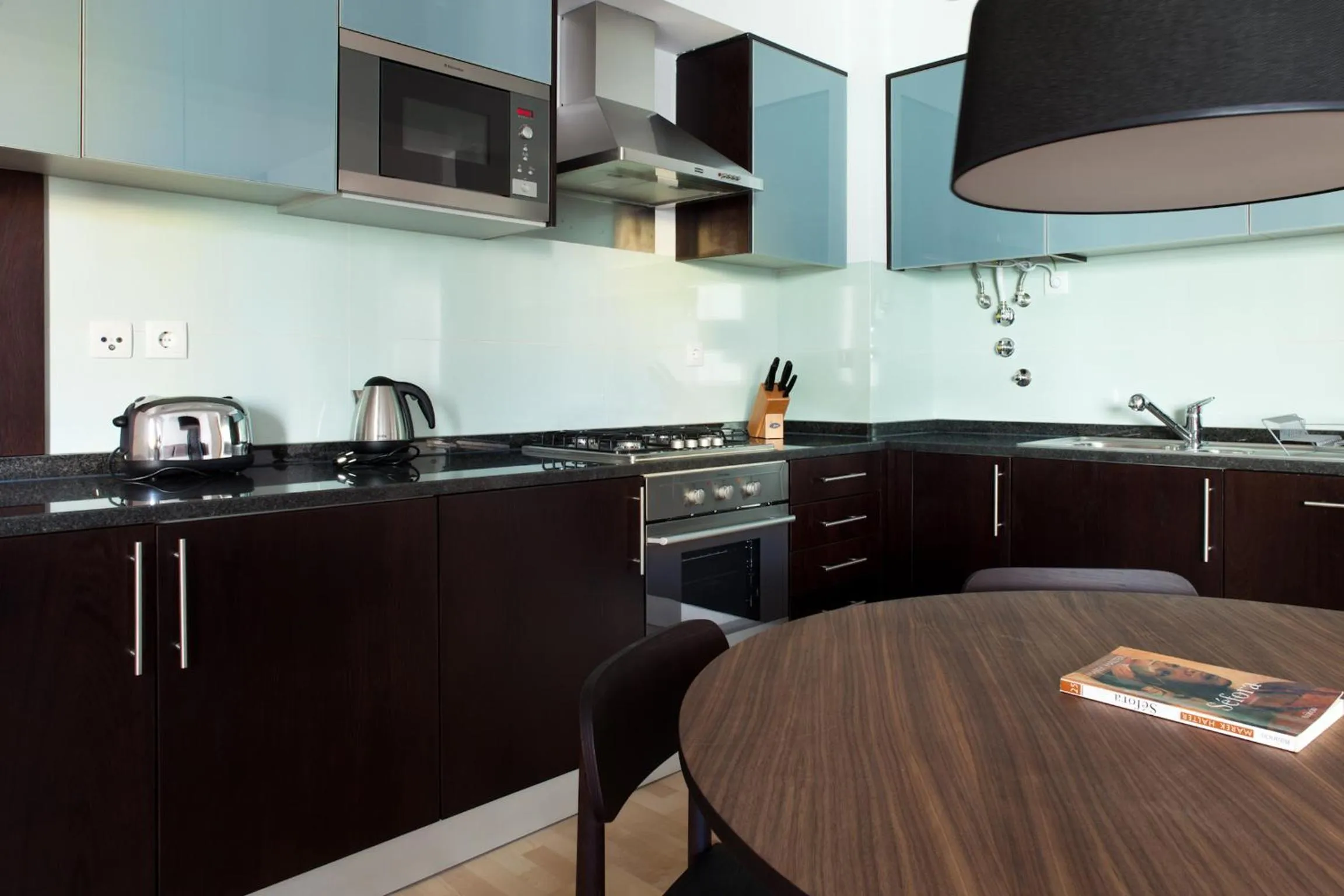 Kitchen or kitchenette in The Lisbonaire Apartments