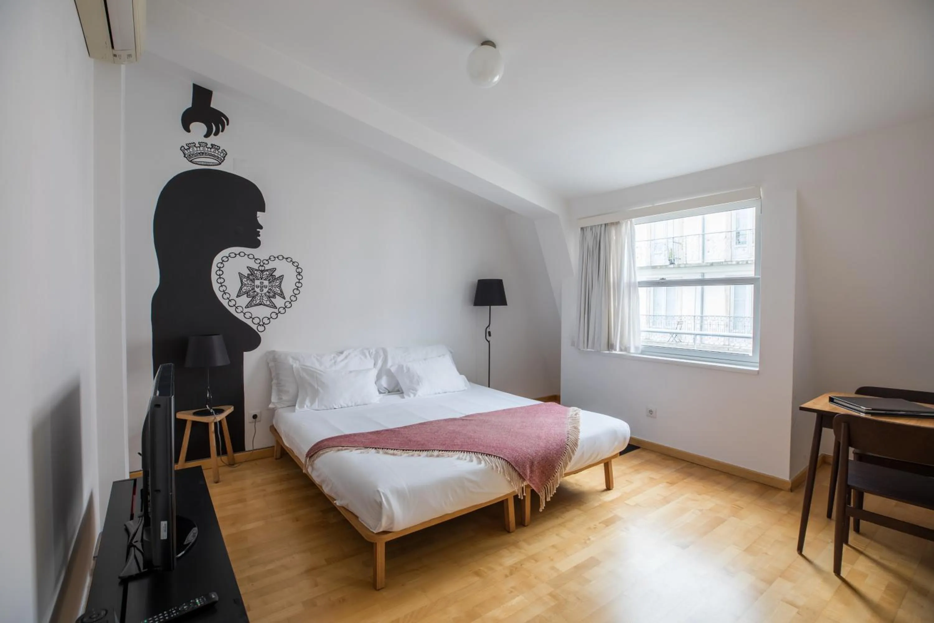 Bed in The Lisbonaire Apartments