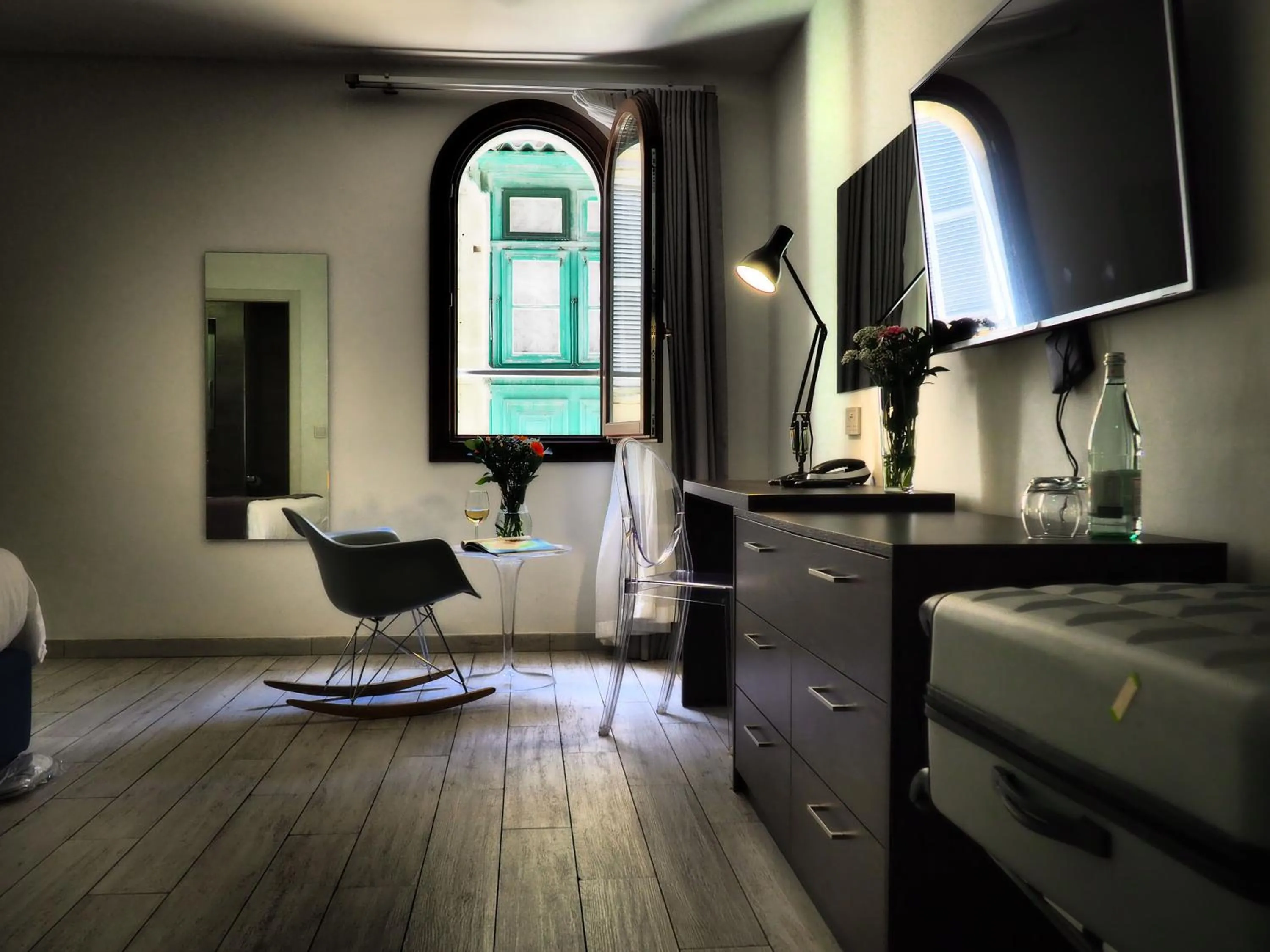 TV and multimedia in Adelphi Boutique Hotel