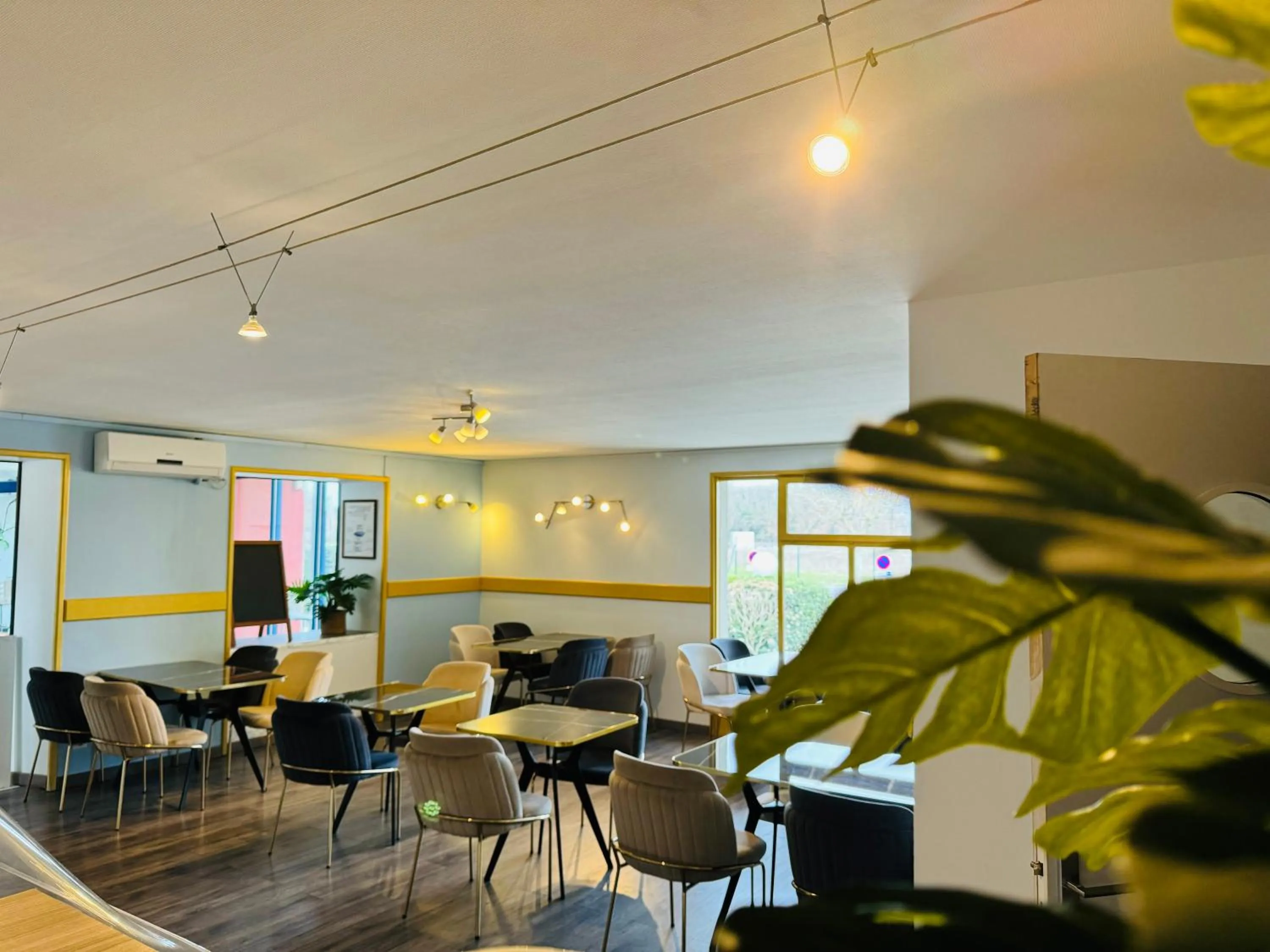 Living room in Kyriad Toulouse Sud - Roques