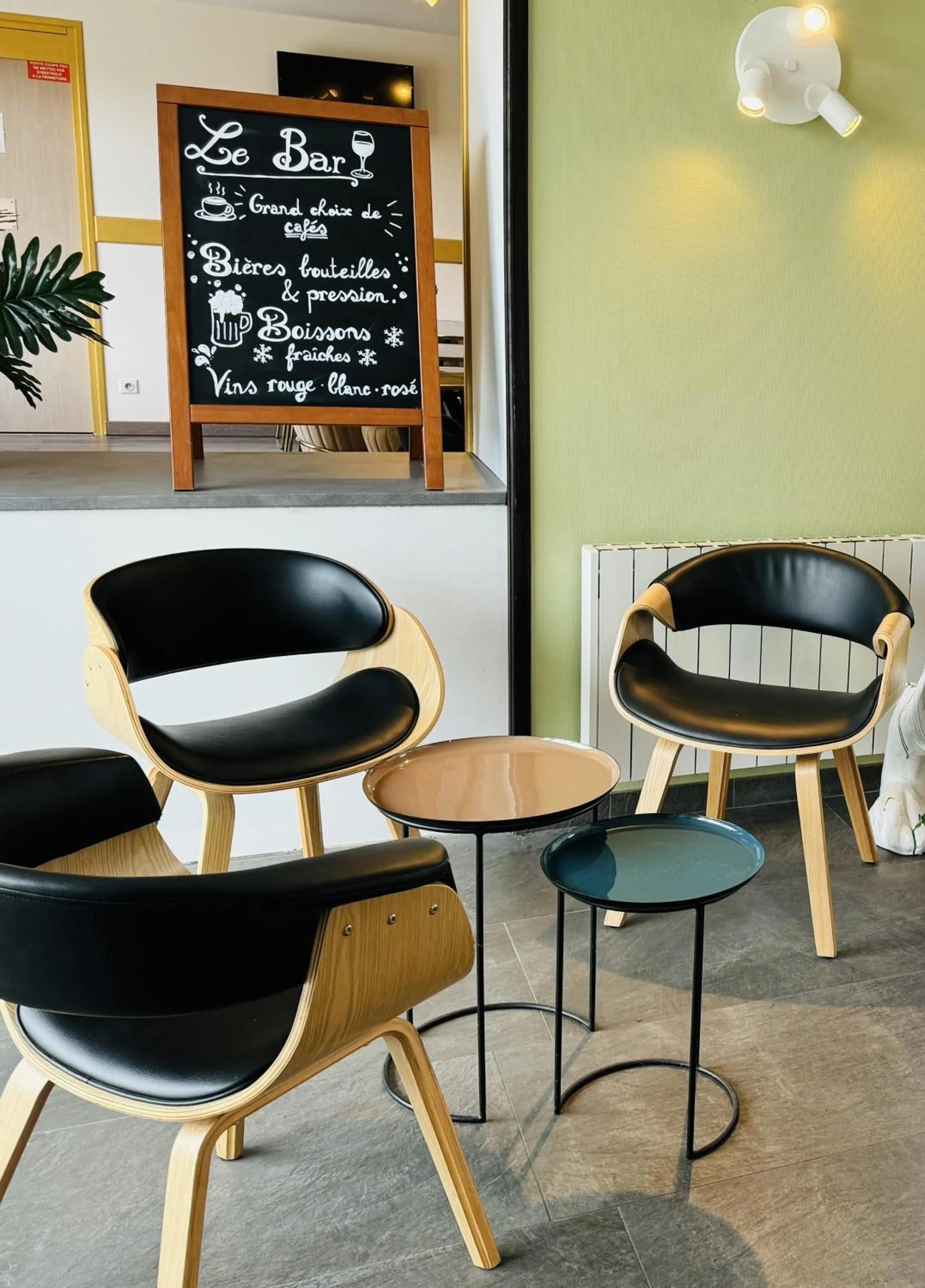 Living room in Kyriad Toulouse Sud - Roques