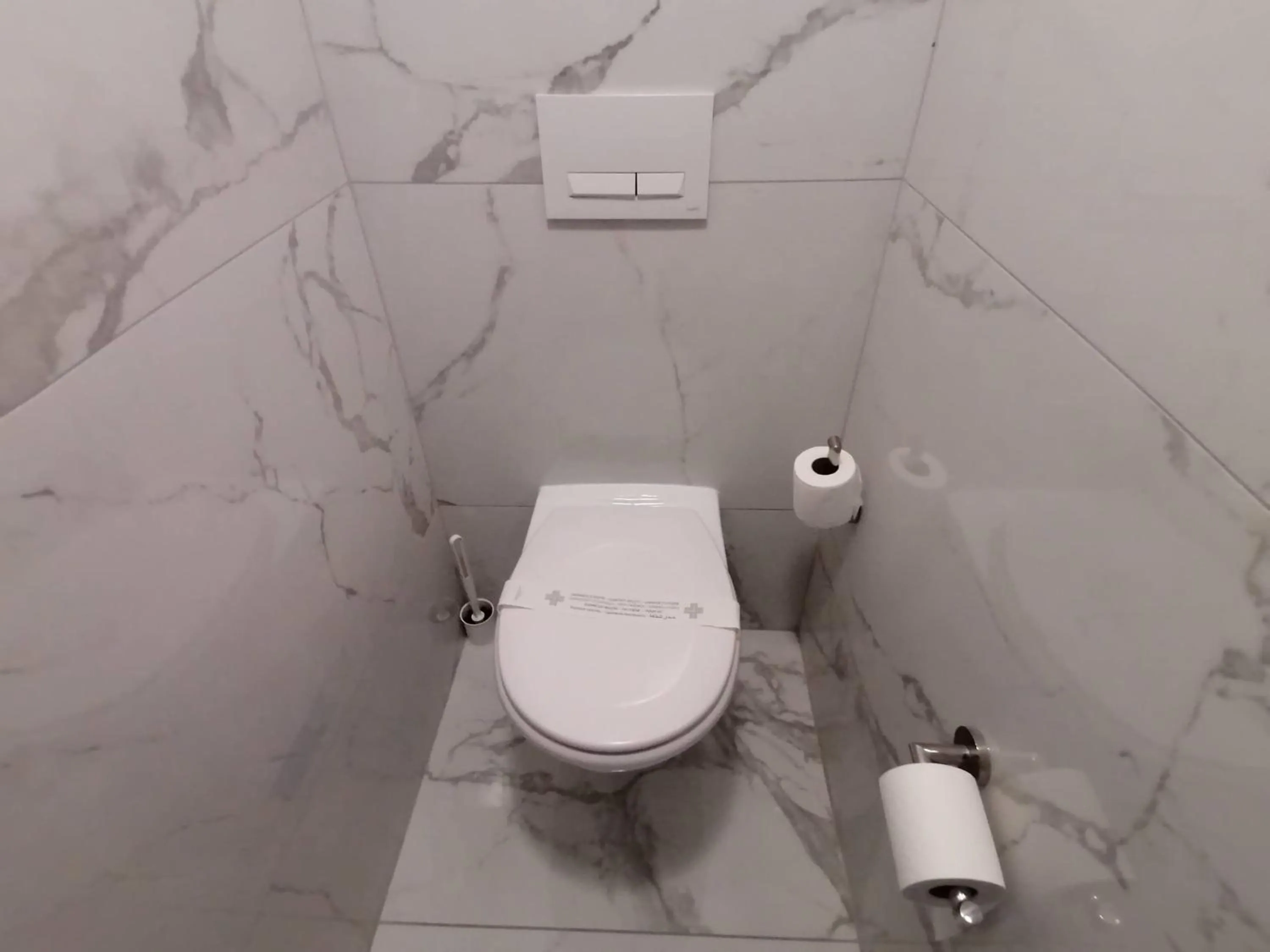 Toilet in Kyriad Toulouse Sud - Roques