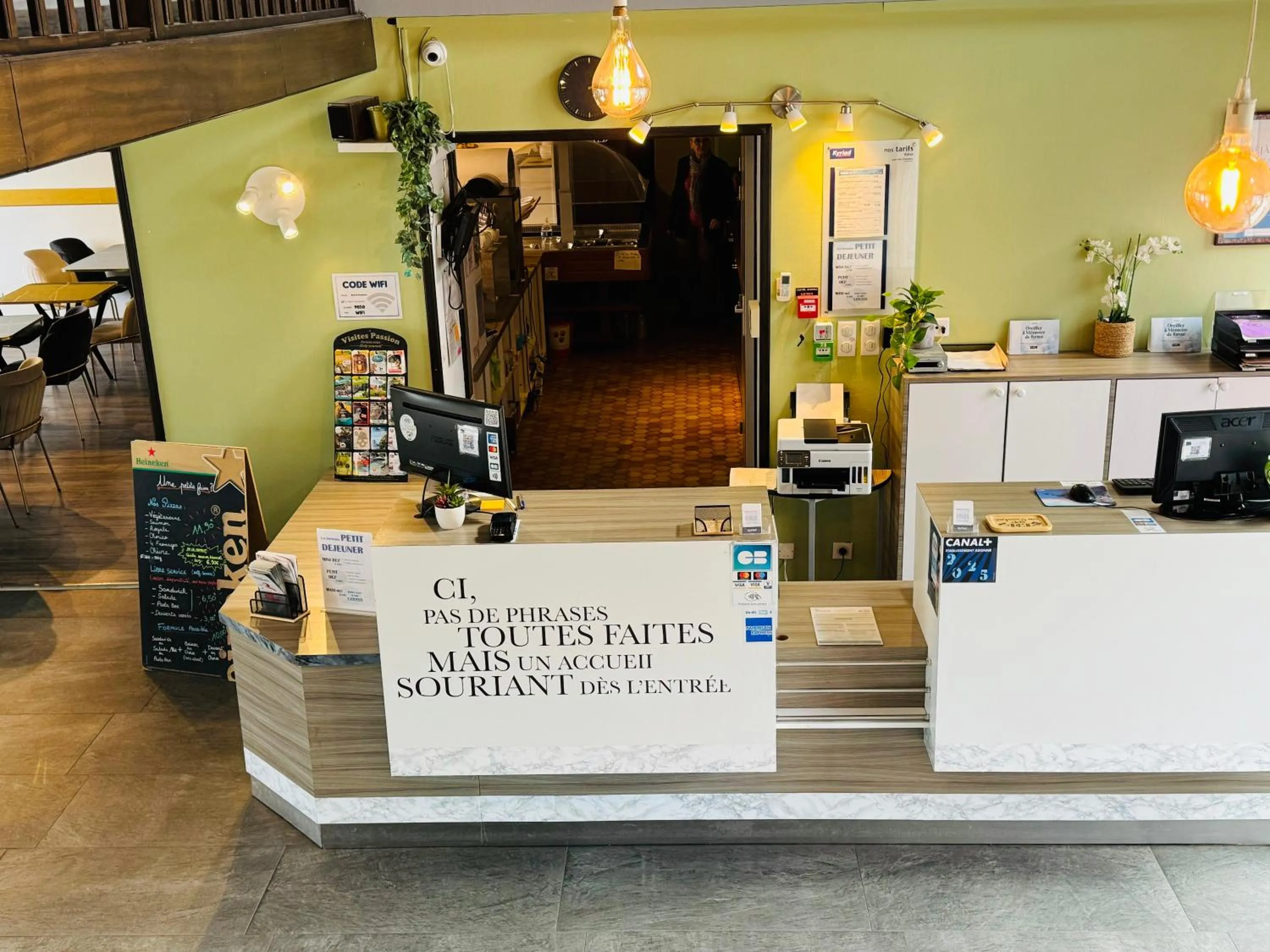 Property logo or sign in Kyriad Toulouse Sud - Roques