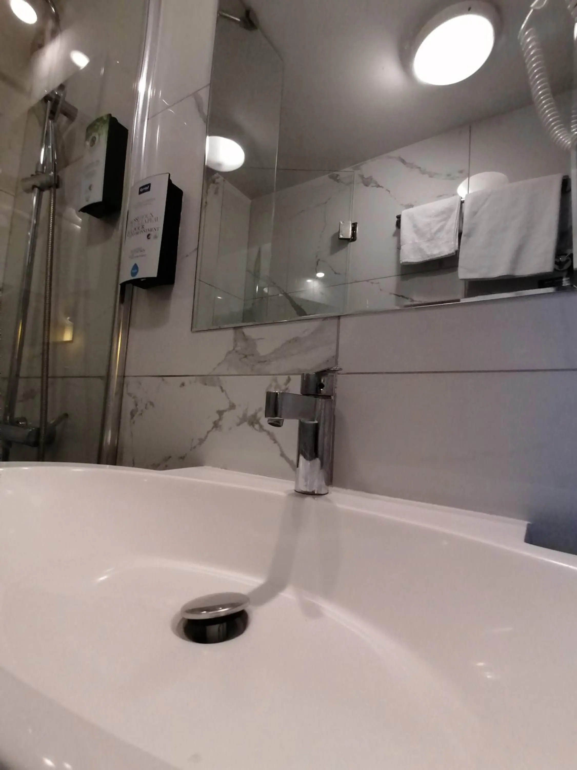 Shower in Kyriad Toulouse Sud - Roques