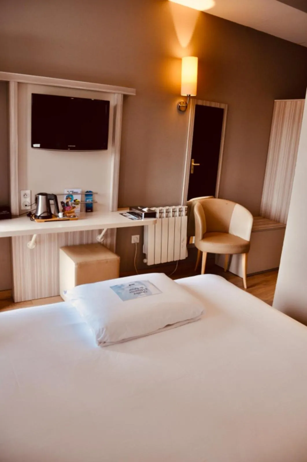 Bedroom, Bed in Kyriad Toulouse Sud - Roques