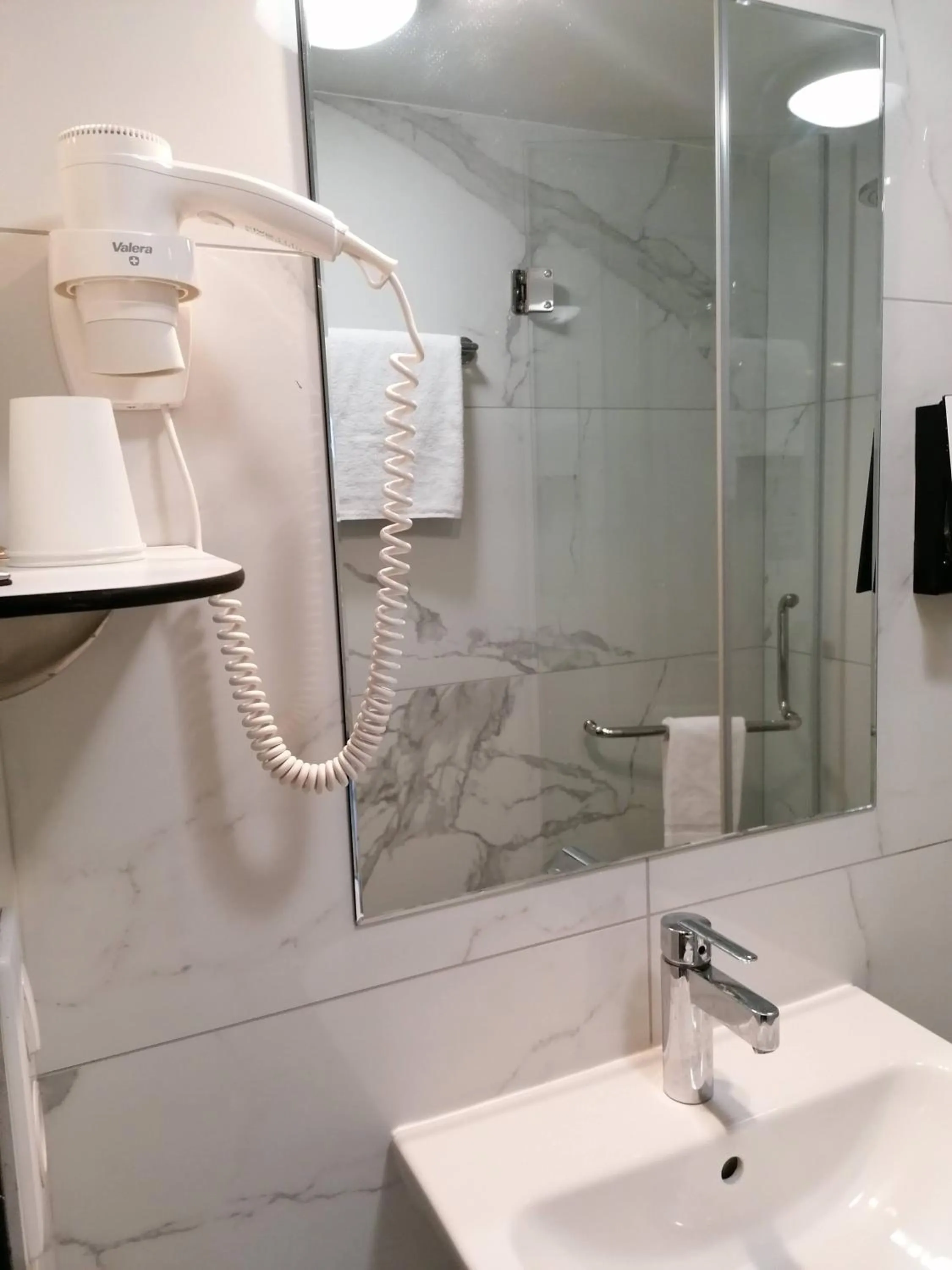 Bathroom in Kyriad Toulouse Sud - Roques