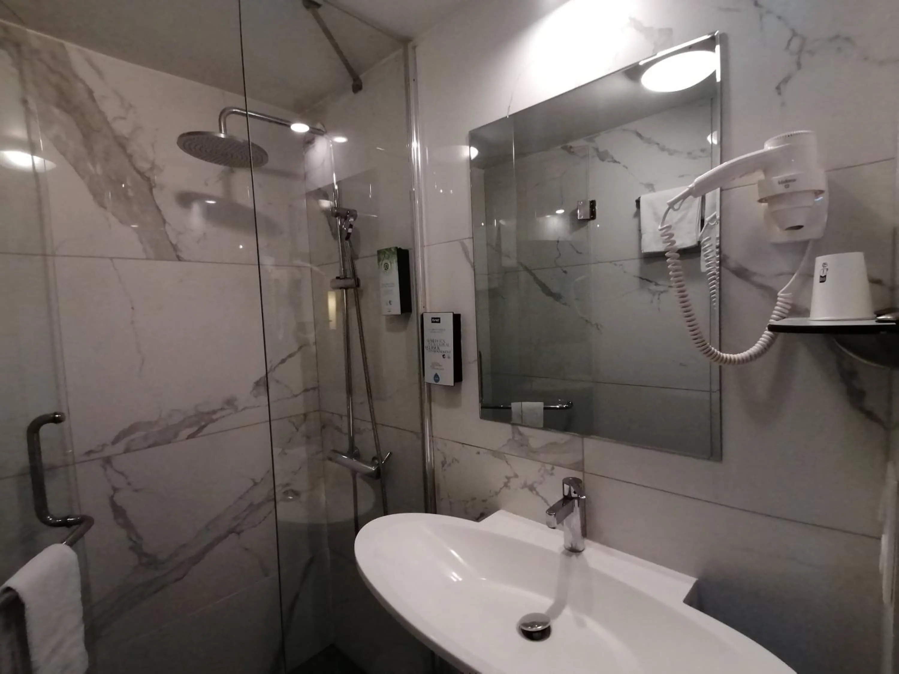 Shower in Kyriad Toulouse Sud - Roques