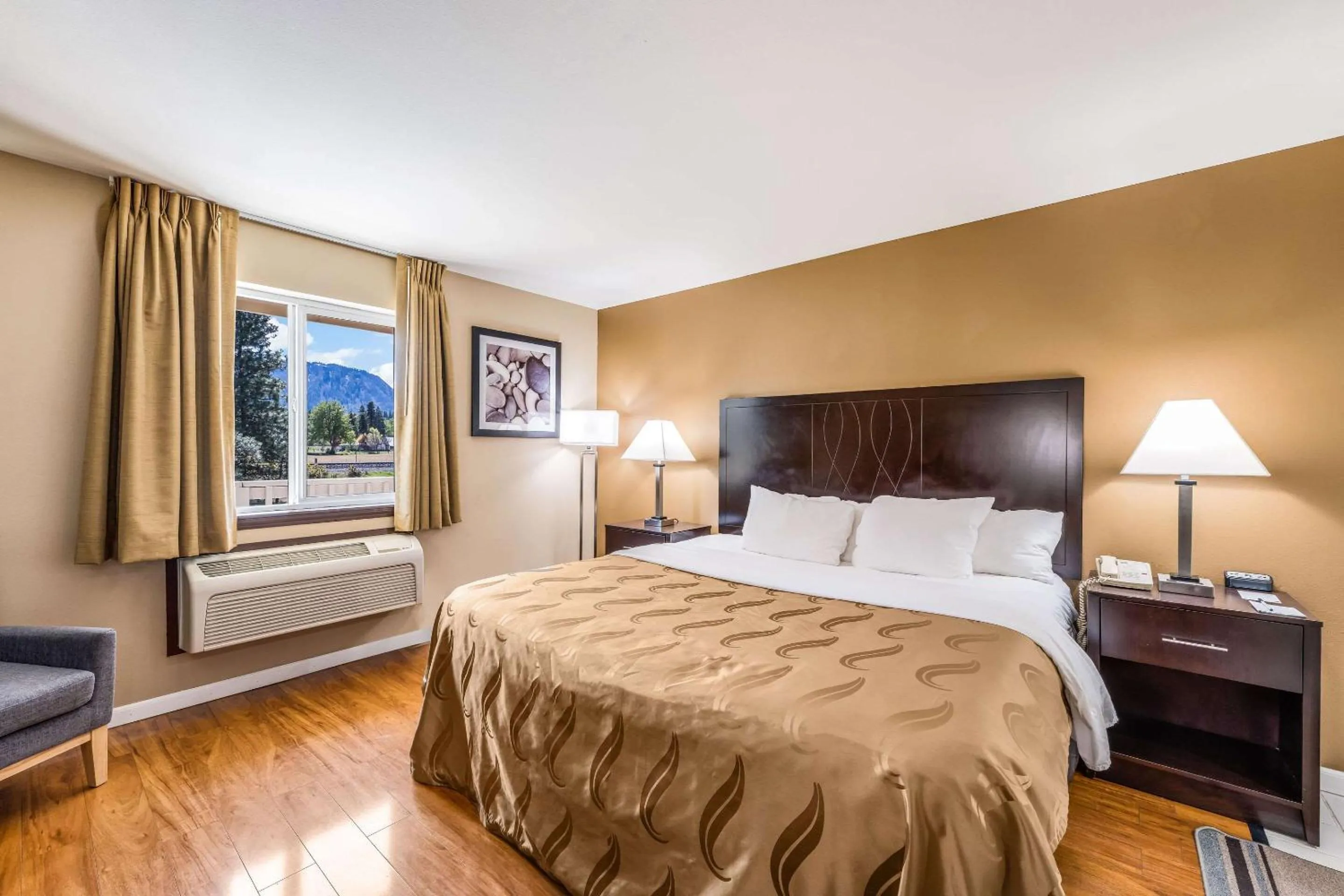 Photo of the whole room, Bed in Quality Inn Cle Elum-Ellensburg