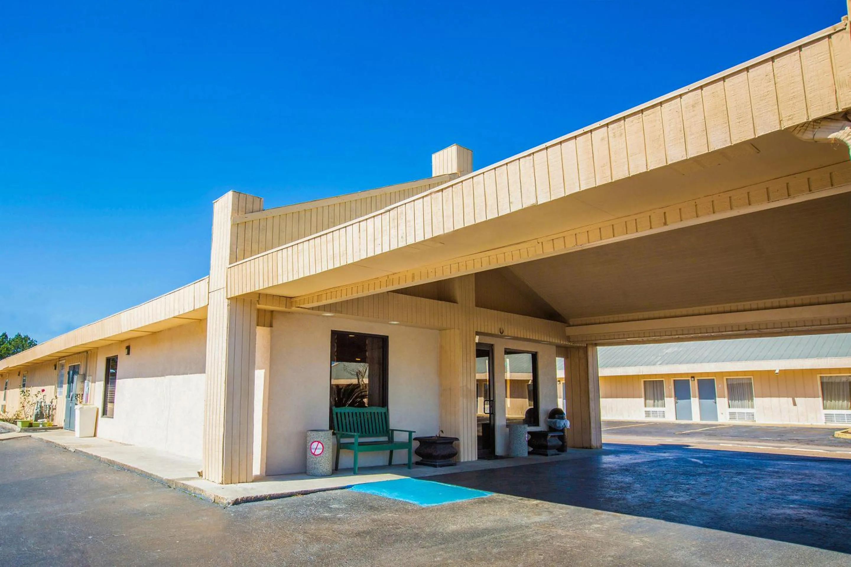 Facade/entrance, Swimming Pool in OYO Hotel Brookhaven MS - I-55