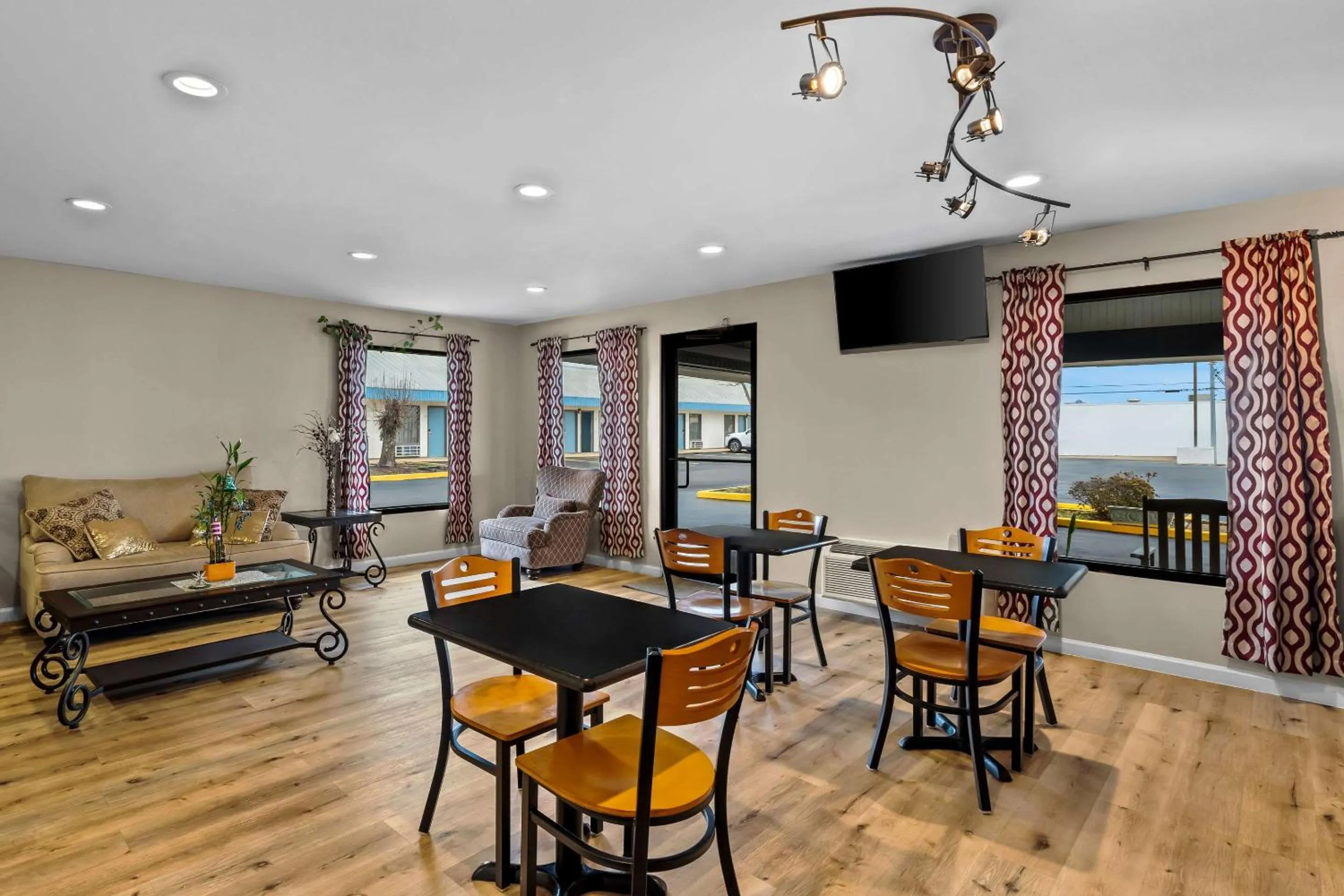 Breakfast in Rodeway Inn & Suites