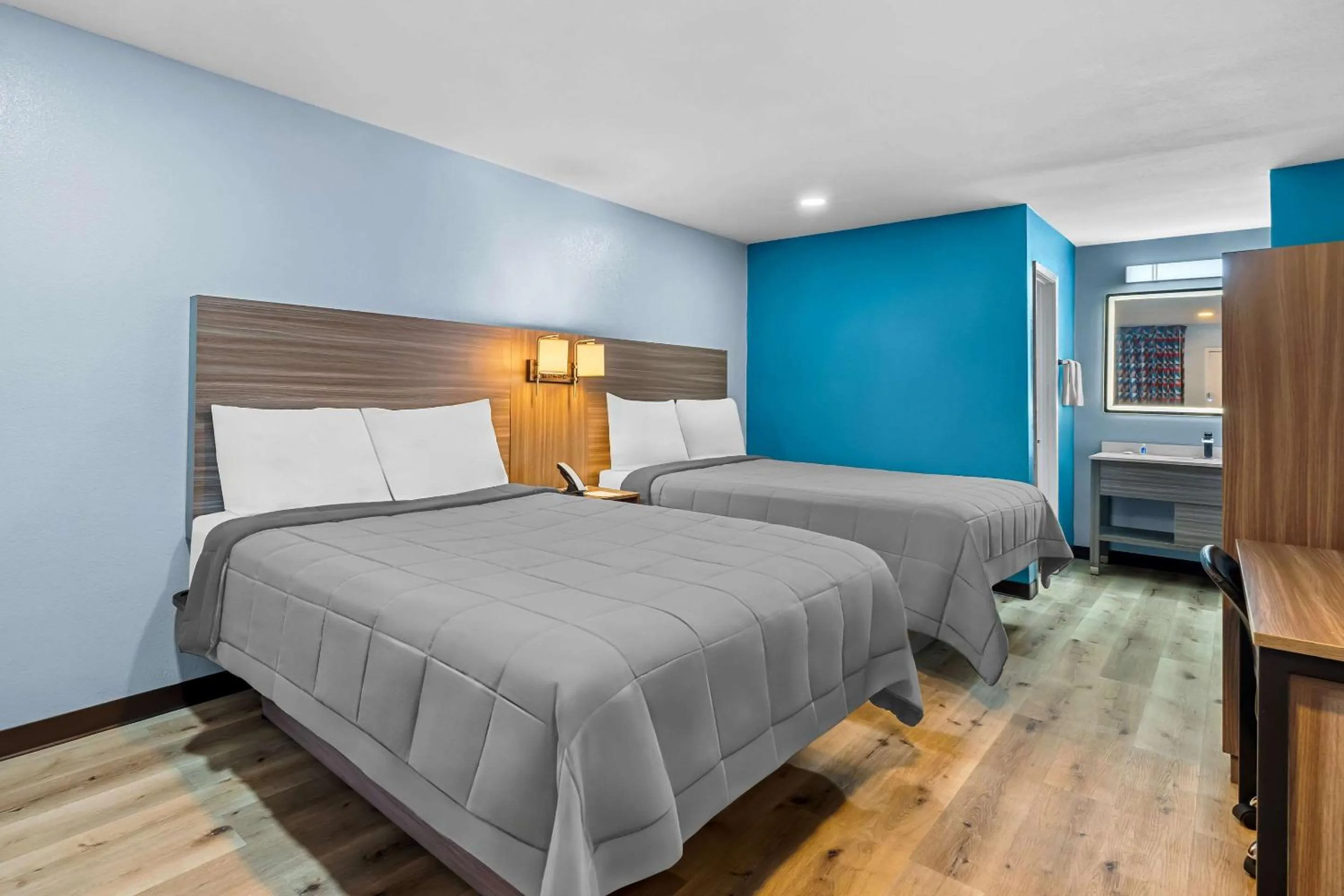 Bedroom, Bed in Rodeway Inn & Suites