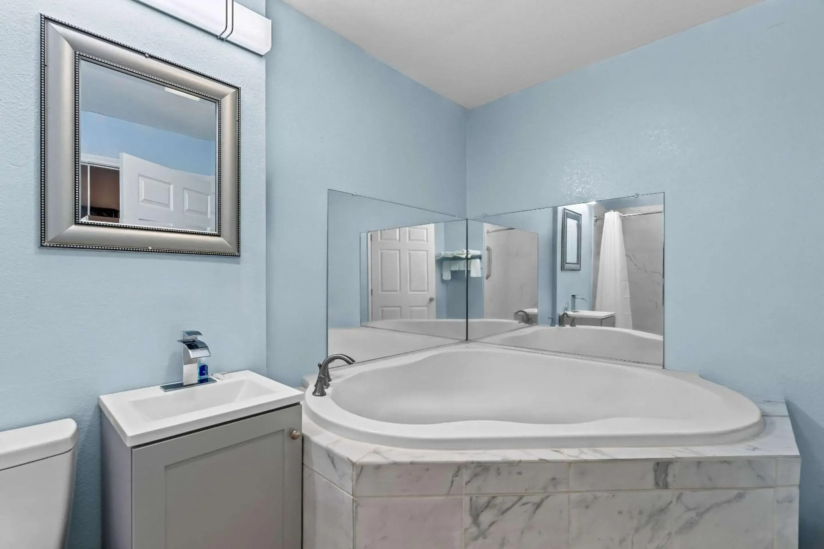 Bedroom in Rodeway Inn & Suites Bedroom in Rodeway Inn & Suites