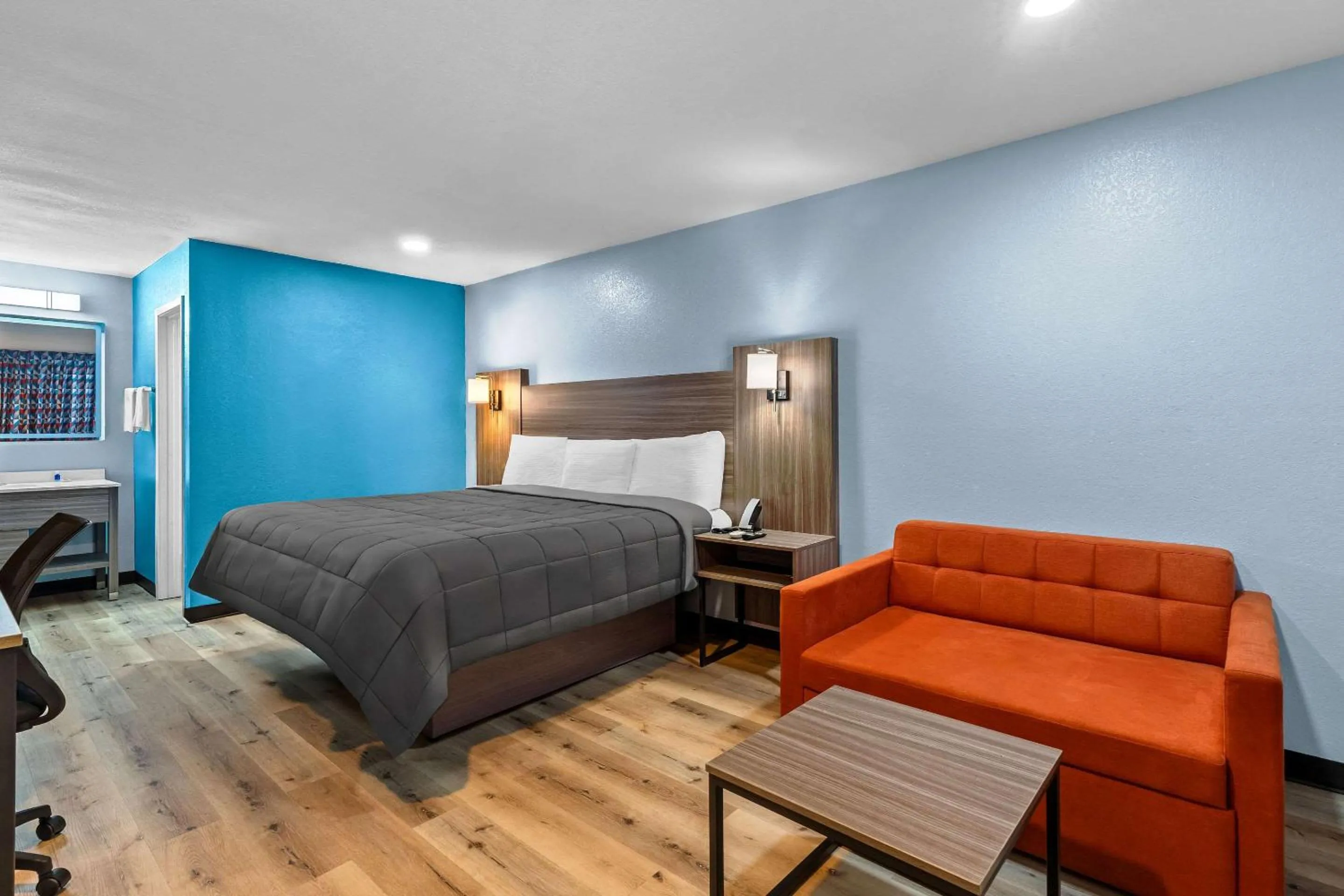 Bedroom, Bed in Rodeway Inn & Suites