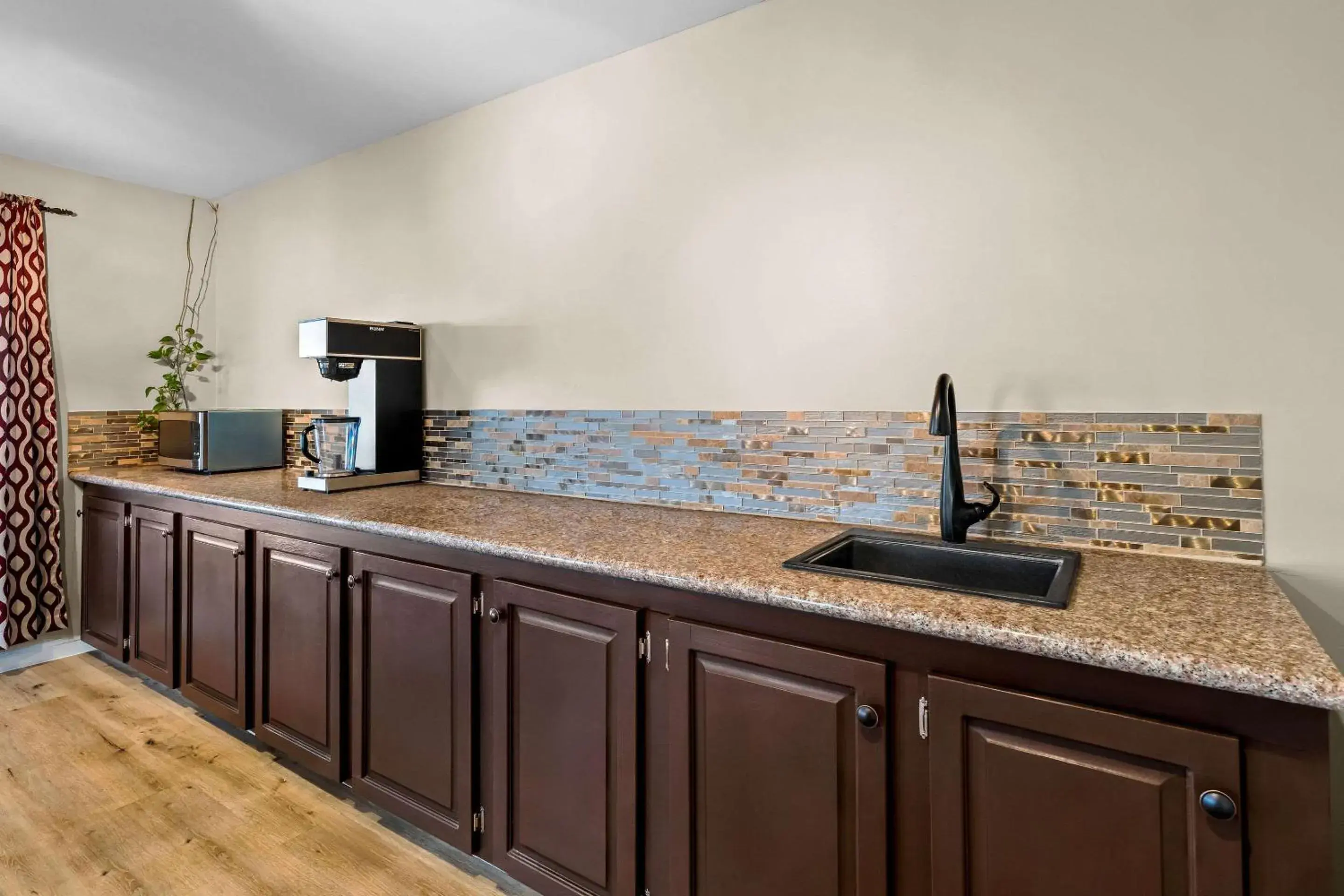 Breakfast in Rodeway Inn & Suites Breakfast in Rodeway Inn & Suites