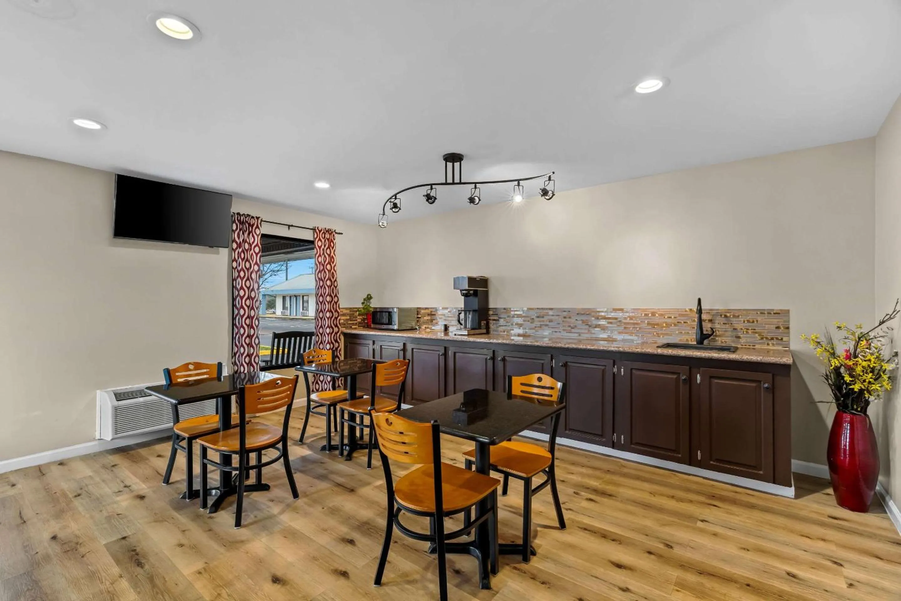 Breakfast in Rodeway Inn & Suites