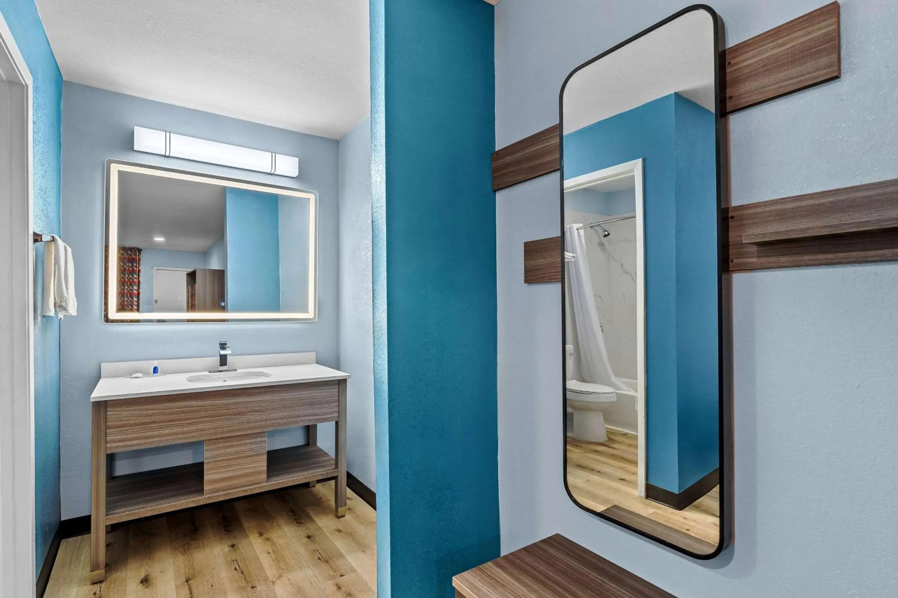 Bedroom, Bed in Rodeway Inn & Suites