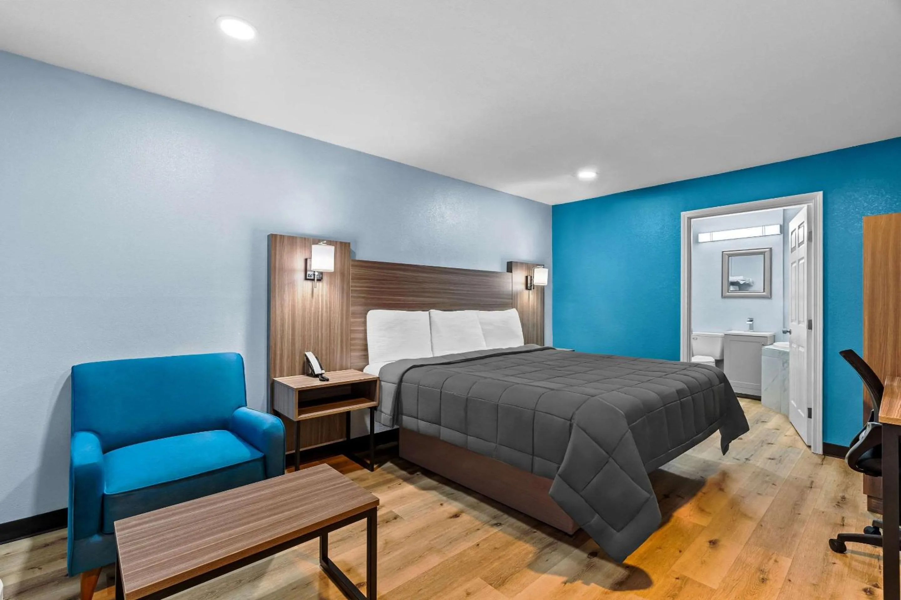 Bedroom, Bed in Rodeway Inn & Suites