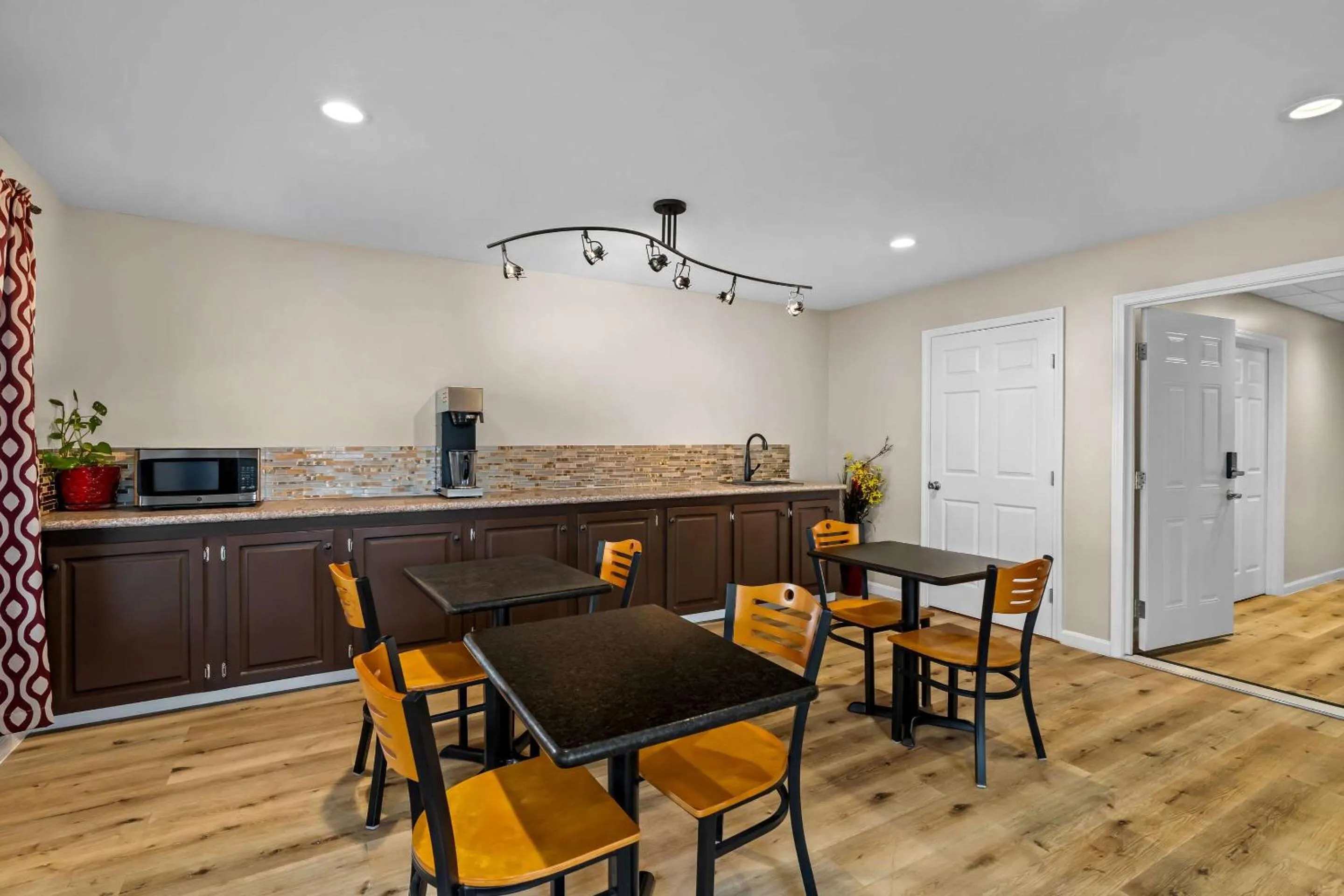 Breakfast in Rodeway Inn & Suites