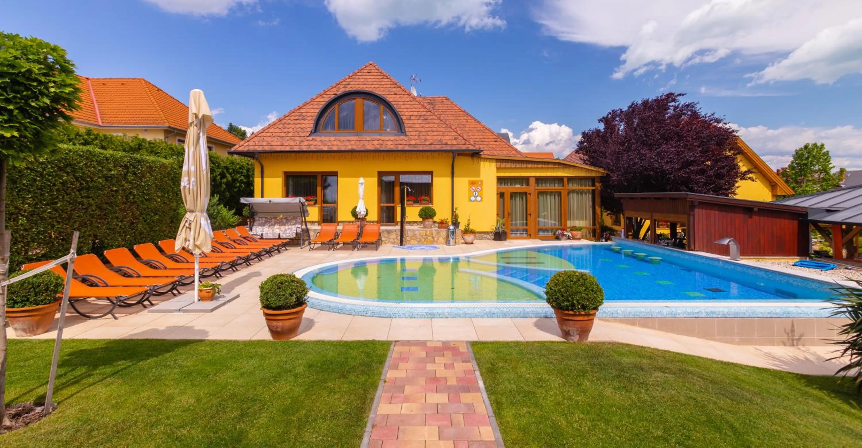 Swimming pool in Hotel Mayer Alsóörs