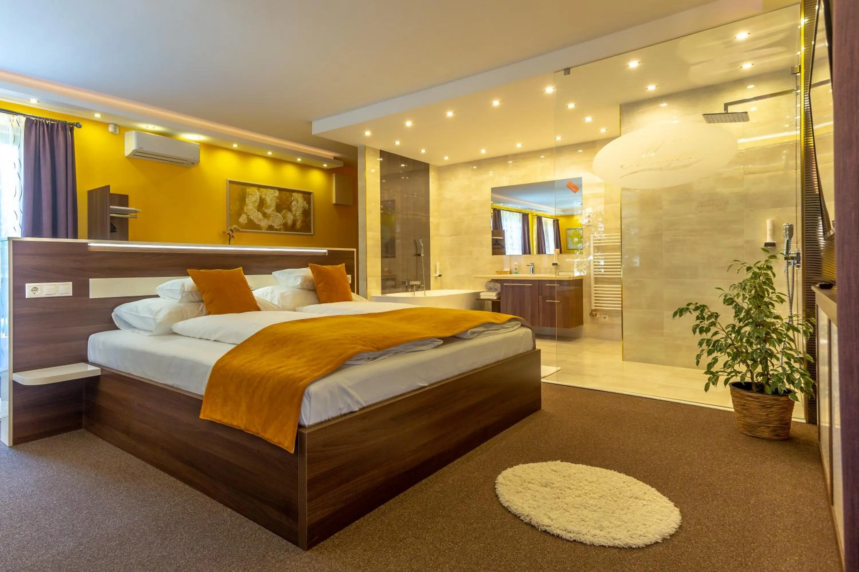 Photo of the whole room, Bed in Hotel Mayer Alsóörs