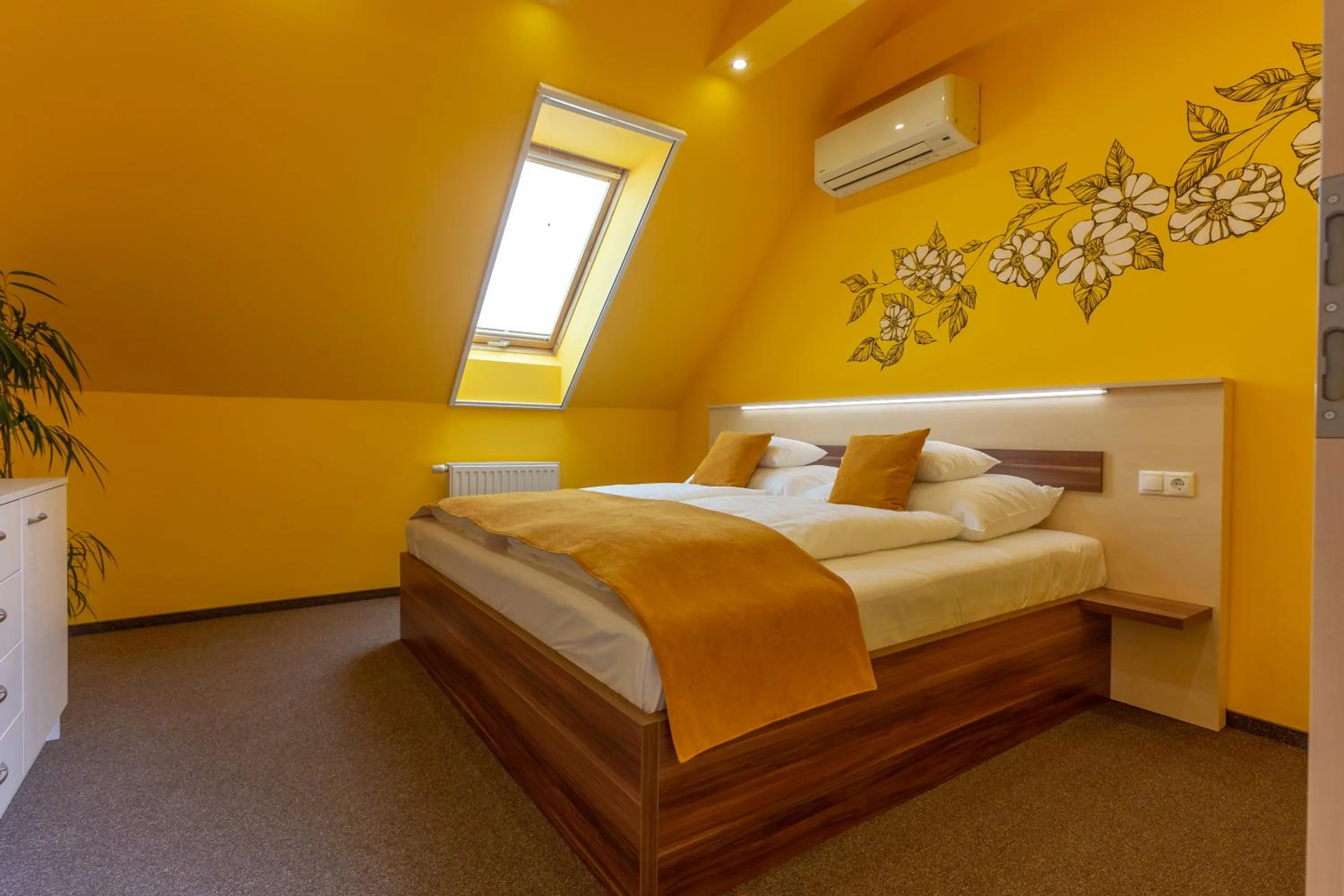 Photo of the whole room, Bed in Hotel Mayer Alsóörs