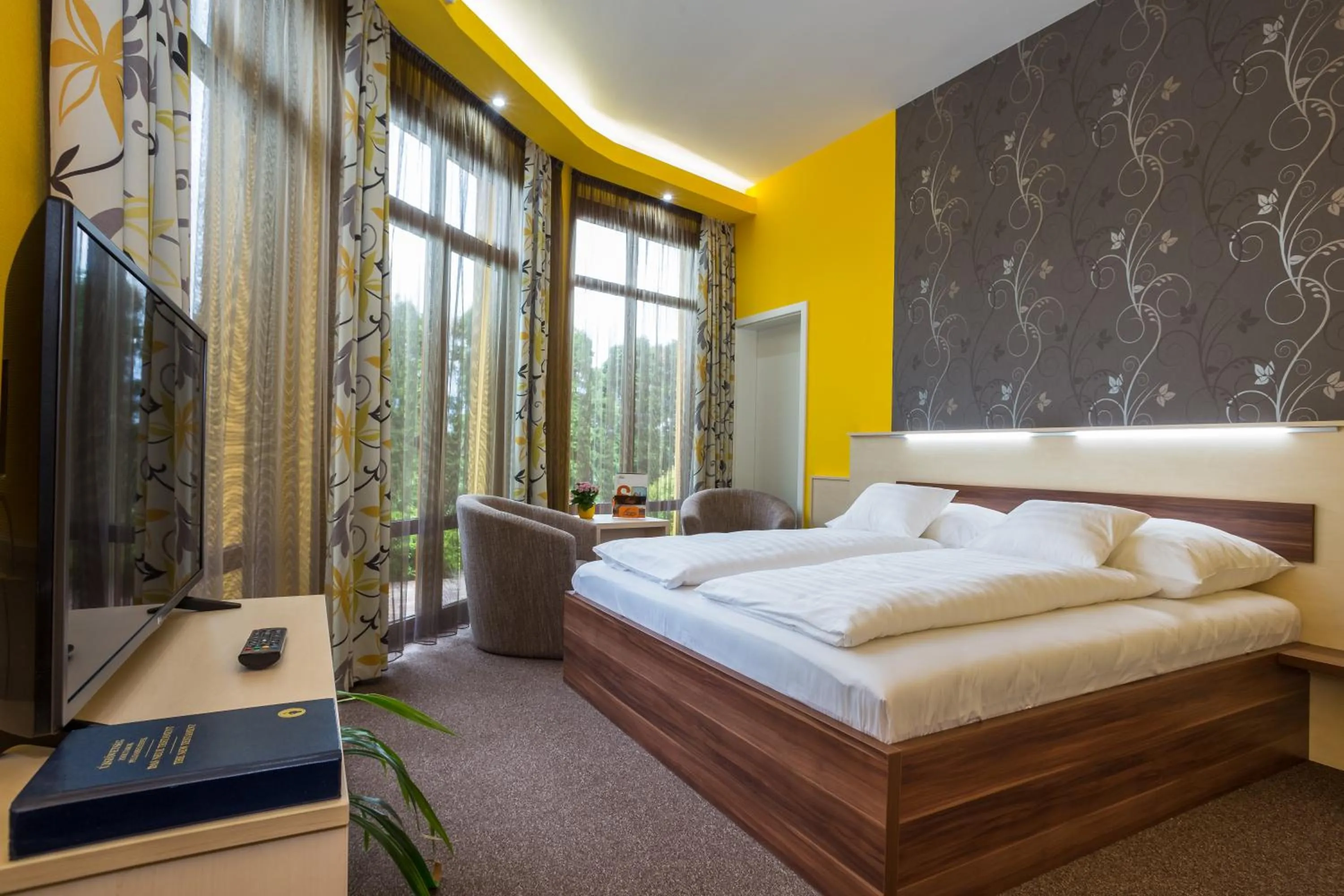 Photo of the whole room, Bed in Hotel Mayer Alsóörs