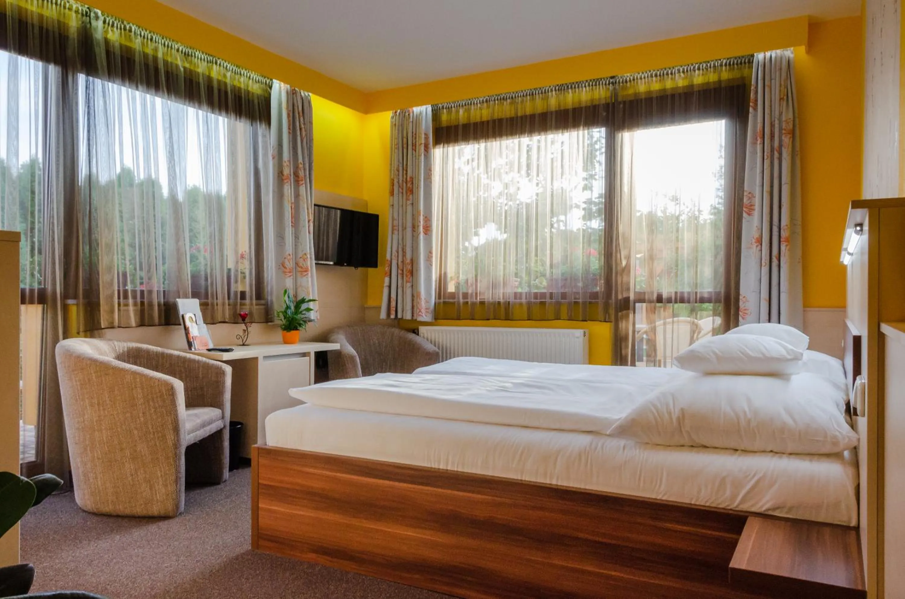 Bedroom, Bed in Hotel Mayer Alsóörs