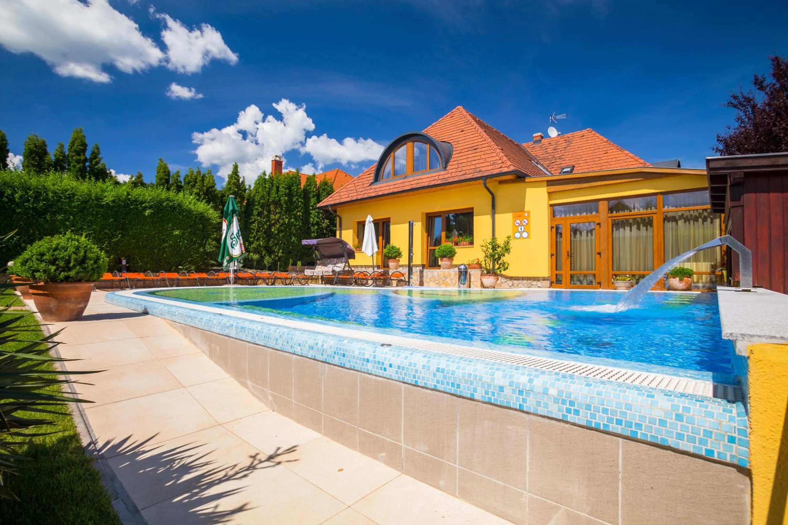 Swimming pool in Hotel Mayer Alsóörs