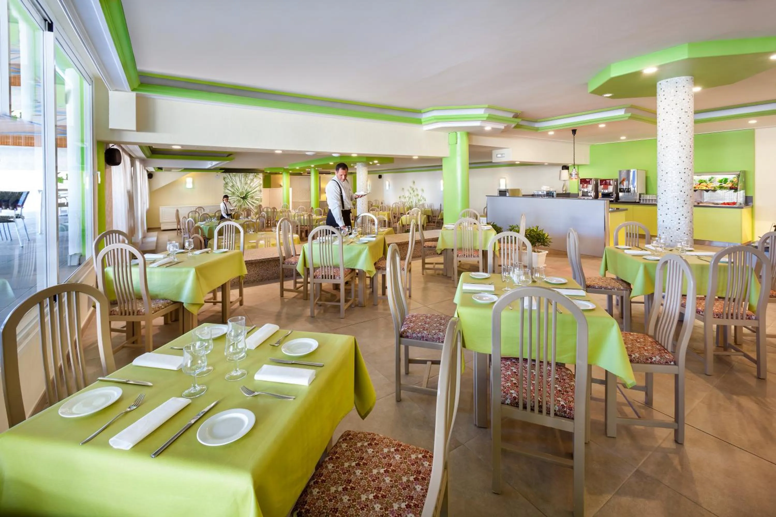 Restaurant/places to eat in Hotel Tropical Park