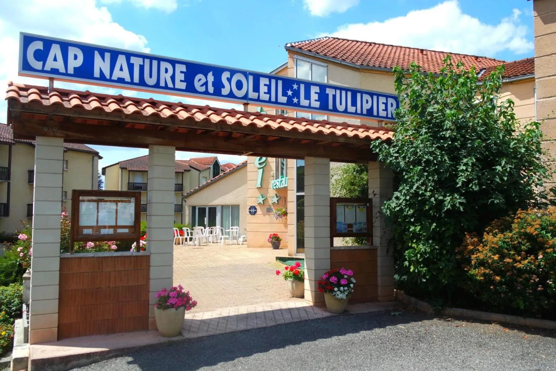 Facade/entrance in Appart'hôtel Le Tulipier