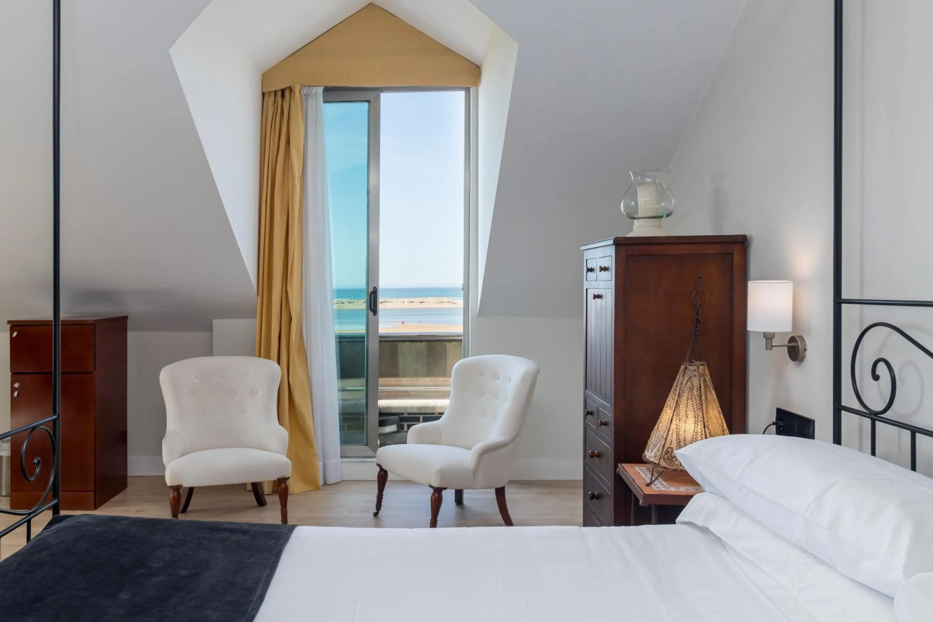 Seating area, Bed in Hotel Milagros Golf