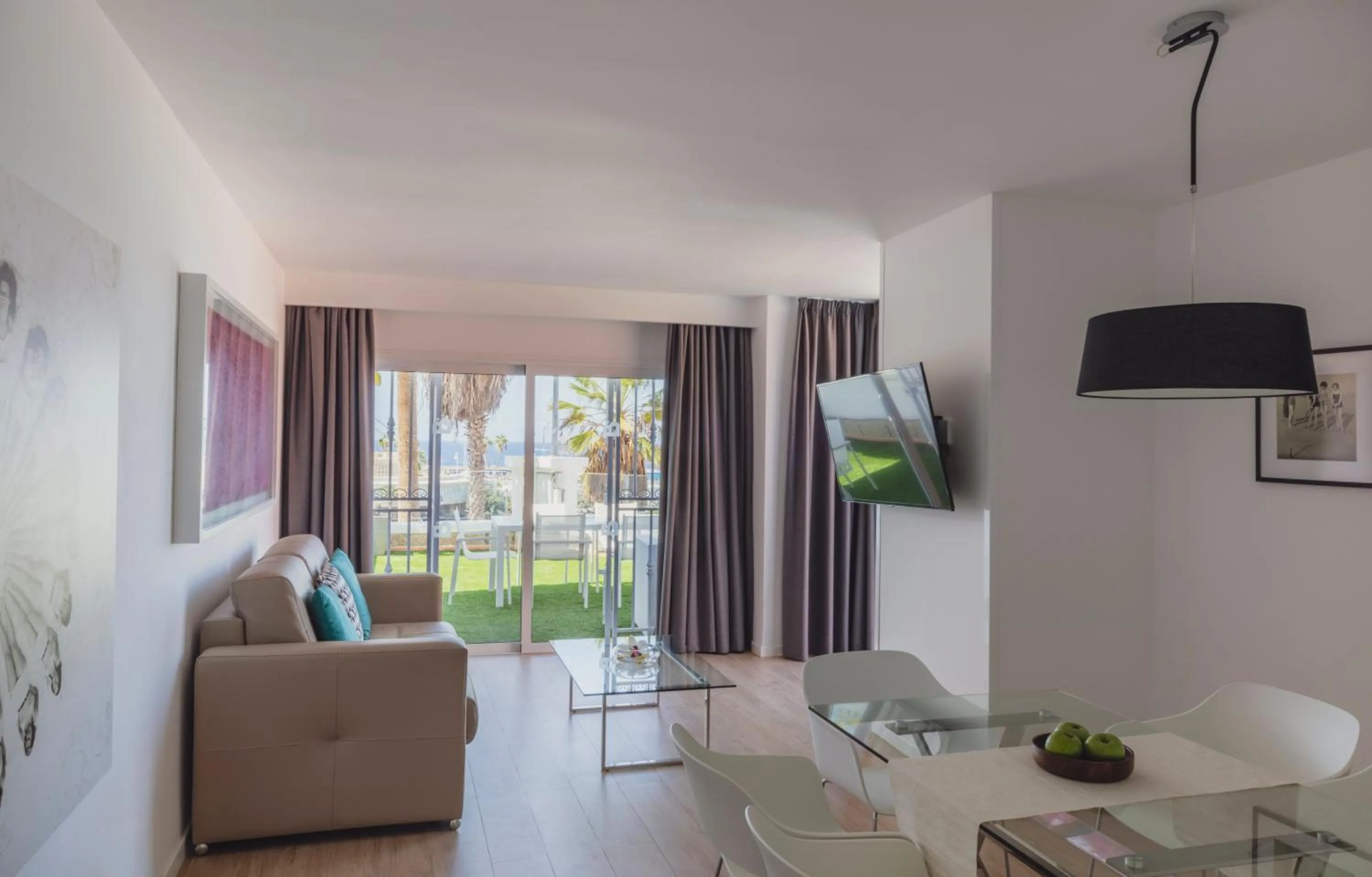 Dining area in Flamingo Beach Mate