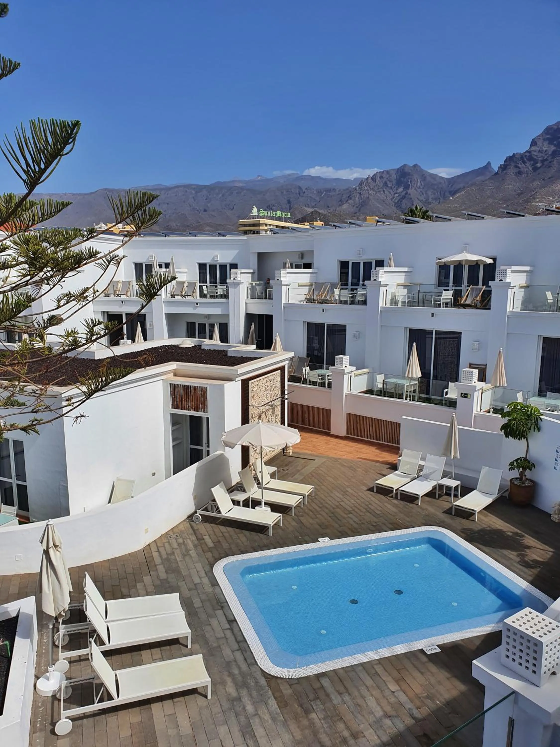 Swimming pool in Flamingo Beach Mate