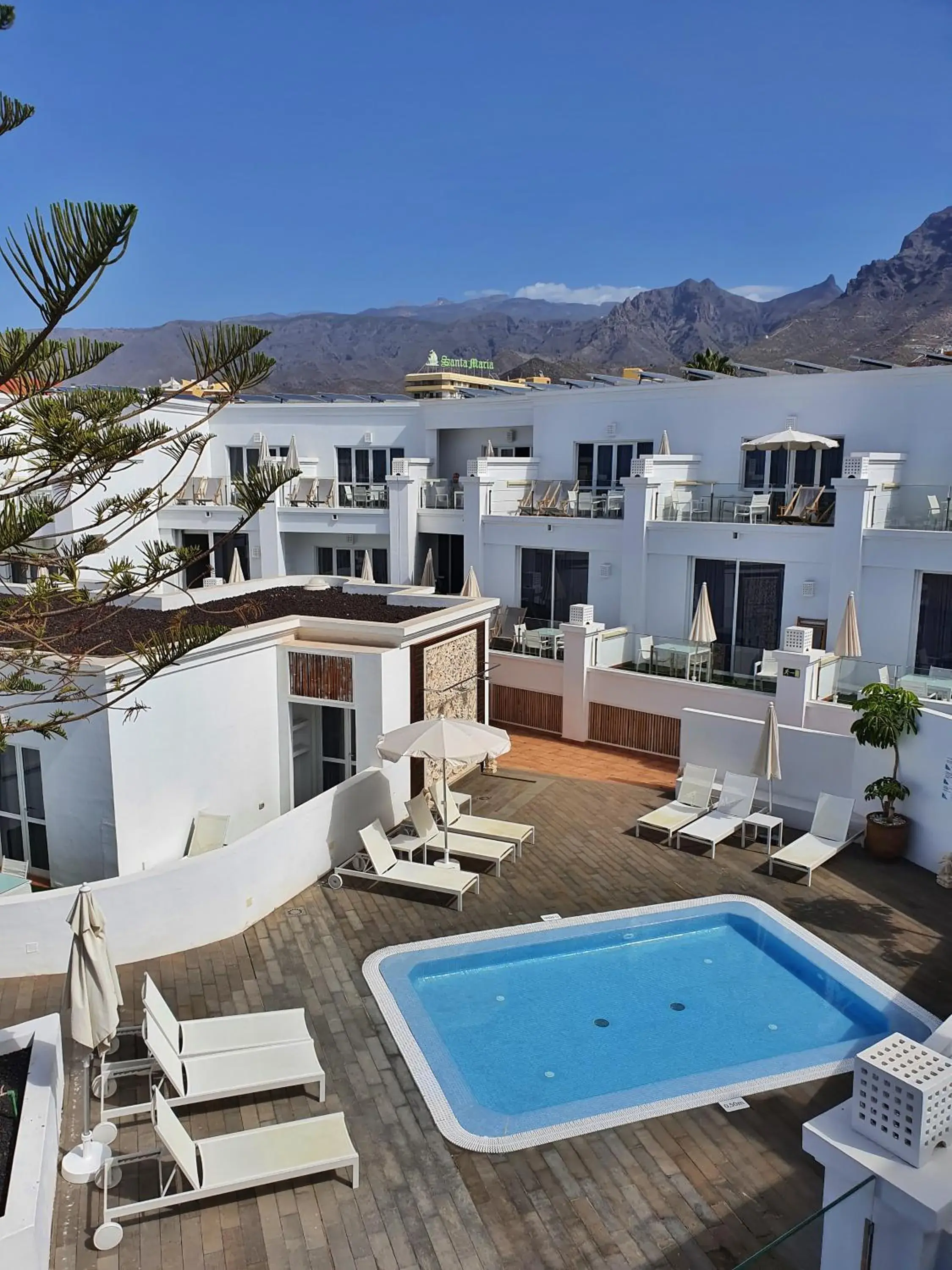 Swimming pool in Flamingo Beach Mate Swimming pool in Flamingo Beach Mate