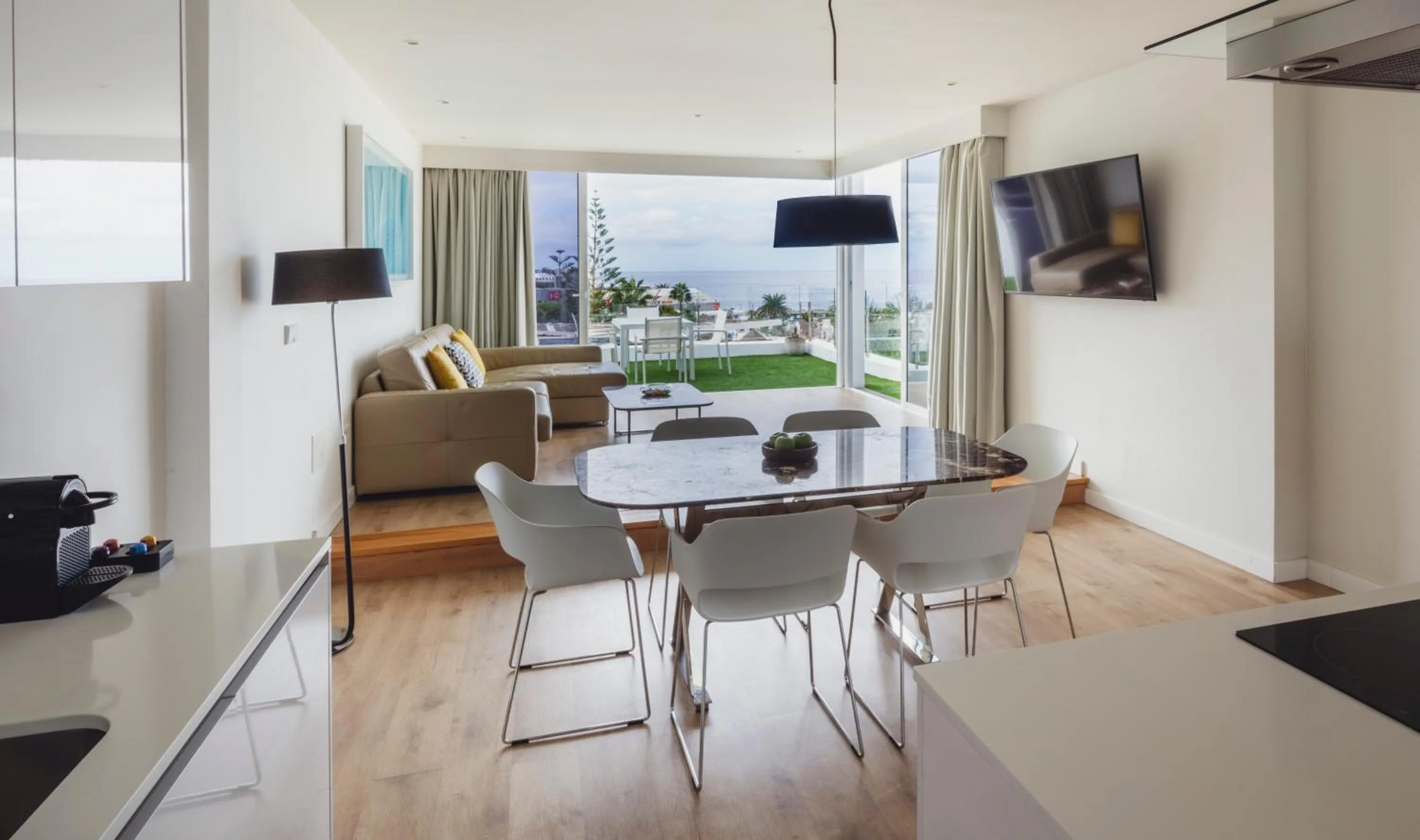 Dining area in Flamingo Beach Mate