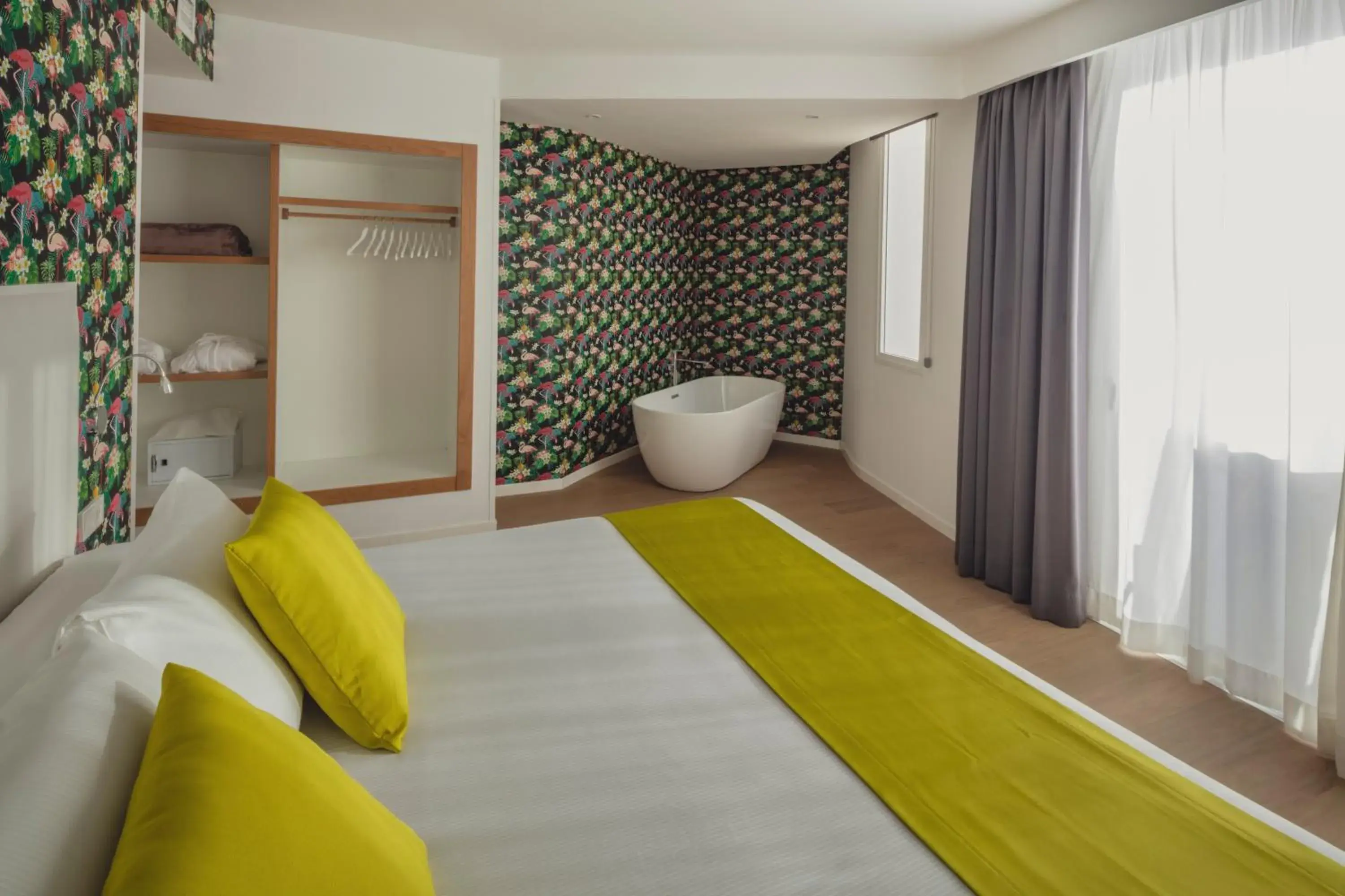 Bed in Flamingo Beach Mate Bed in Flamingo Beach Mate