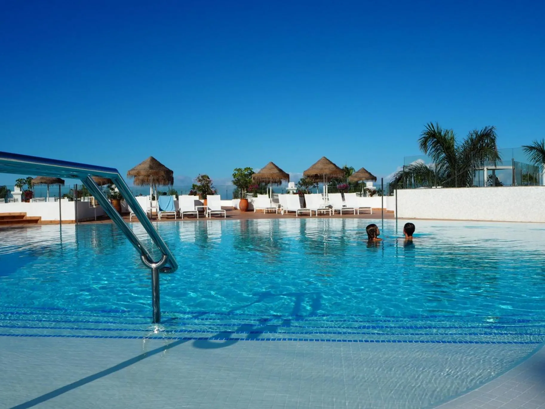 Swimming pool in Flamingo Beach Mate