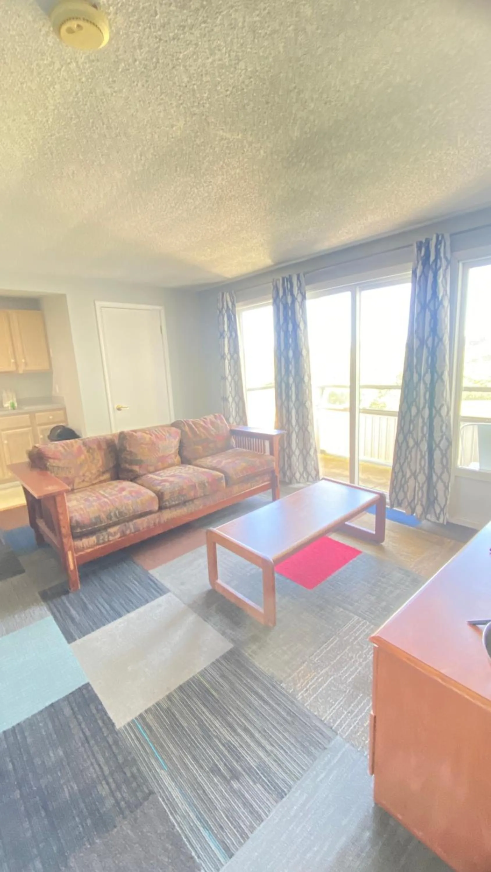 Living room, Bed in Ocean Shores Inn & Suites