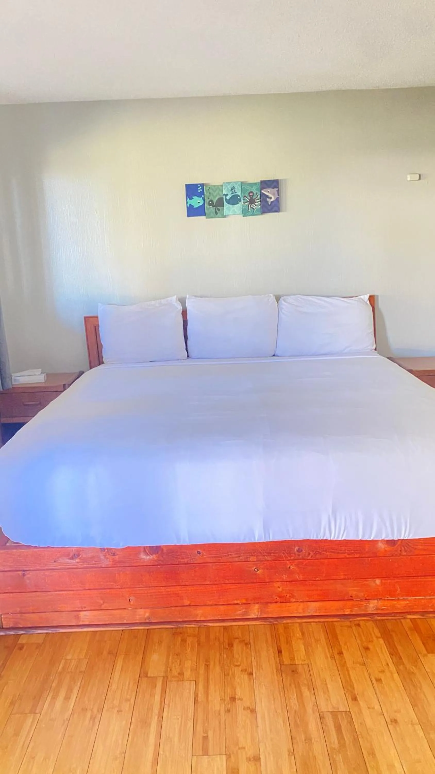 Bed in Ocean Shores Inn & Suites